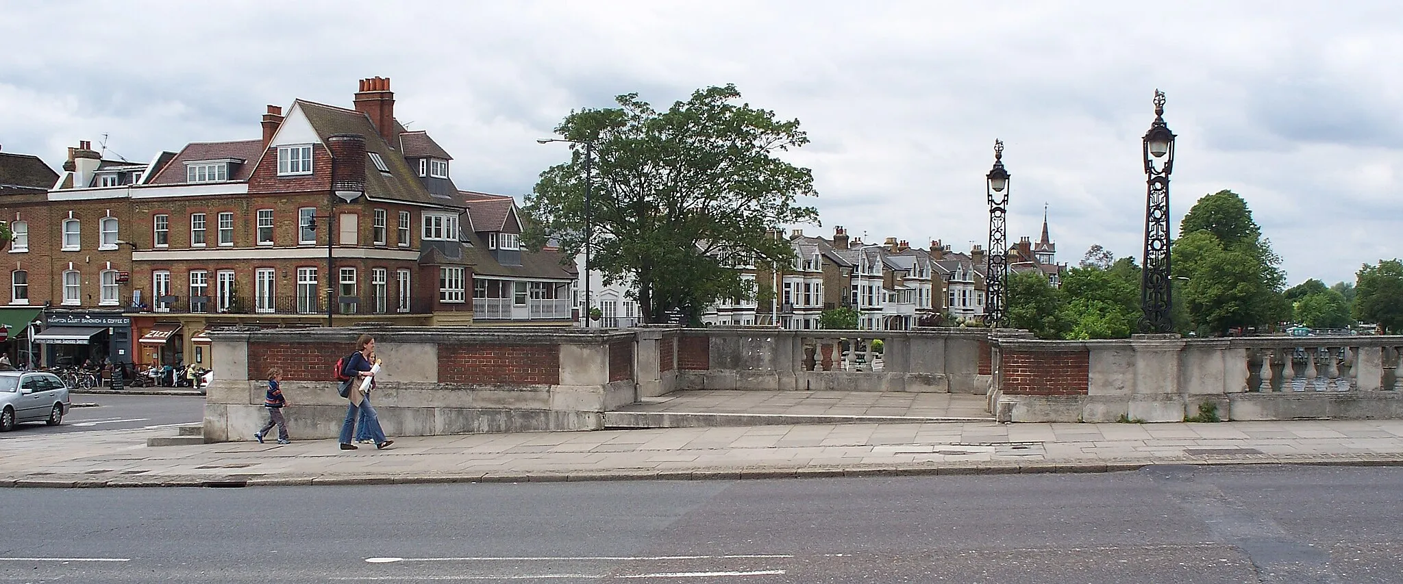 Photo showing: Tollbooth alcove of Hampton Court Bridge, London. Photograph taken in a public location in the UK of a building on permanent public display, and exempt from copyright under Section 62 of the Copyright Designs & Patents Act 1988 ("it is not an infringement of copyright to film, photograph, broadcast or make a graphic image of a building, sculpture, models for buildings or work of artistic craftsmanship if that work is permanently situated in a public place or in premises open to the public")