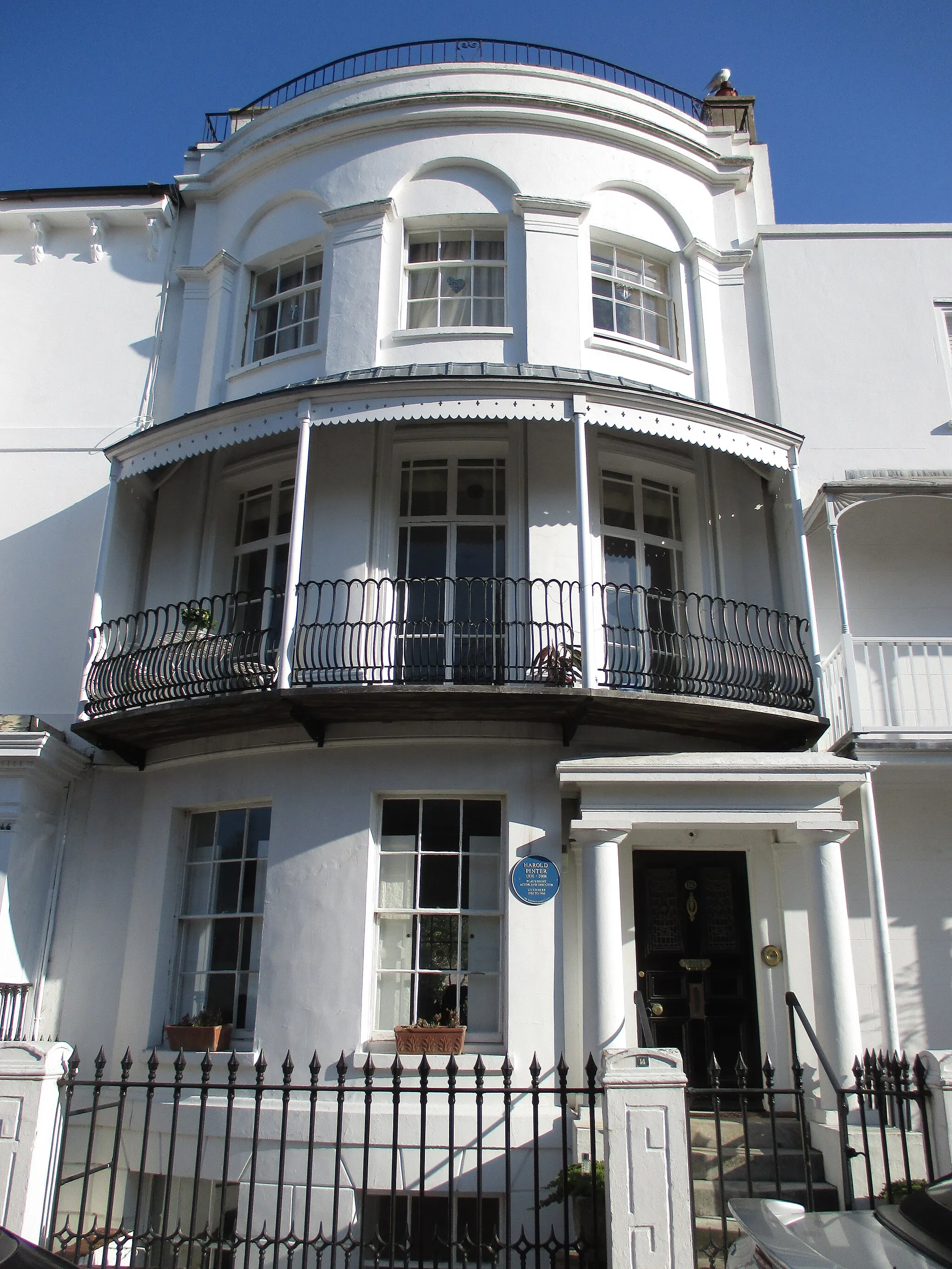 Photo showing: 14 Ambrose Place, Worthing, West Sussex, home of Harold Pinter from 1962 to 1964.