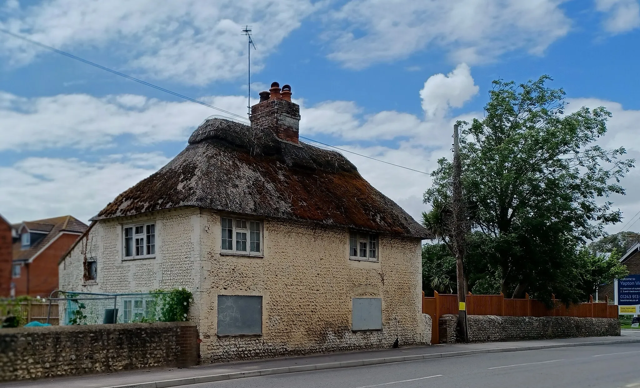 Photo showing: This is a photo of listed building number 1237759.