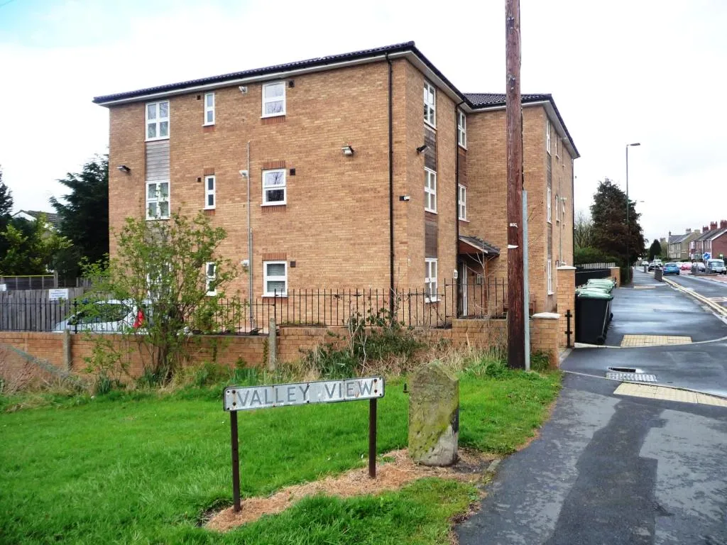 Photo showing: Block of flats besides Valley View