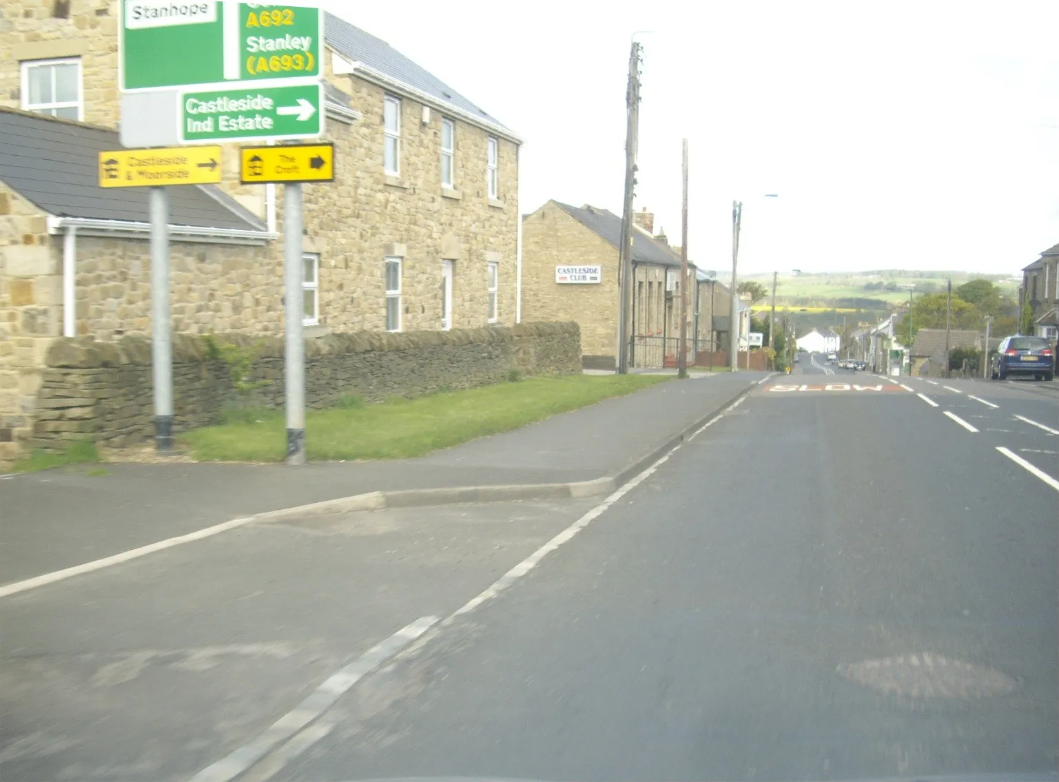 Photo showing: Approach to Castleside crossroads