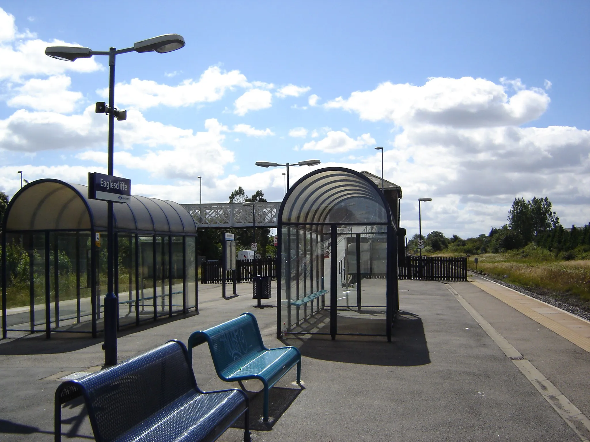 Photo showing: Seats and shelters at Eaglescliffe railway station
