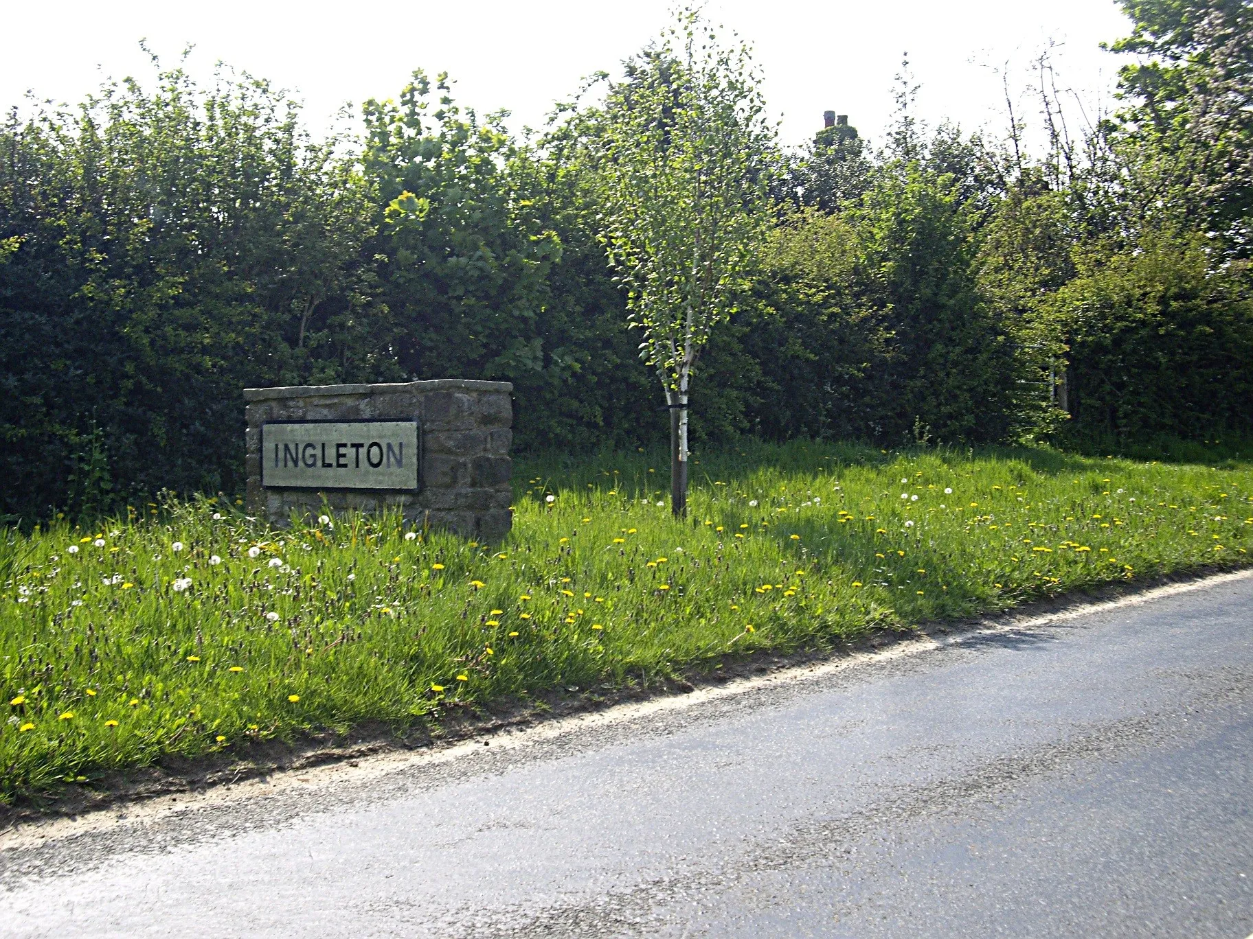 Photo showing: Approach to Ingleton