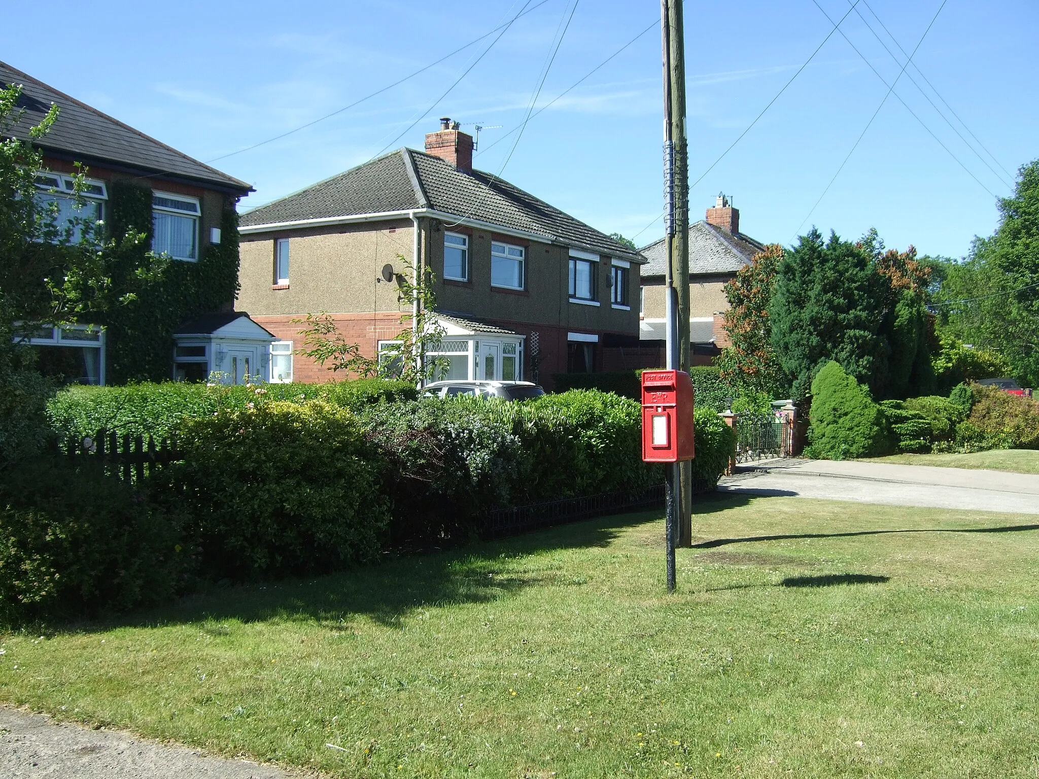 Photo showing: Elizabeth II postbox on Greenfields Road. Low Greenfields