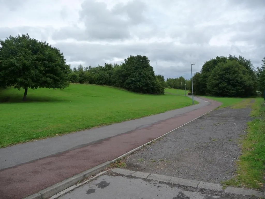 Photo showing: Footpath and cycleway