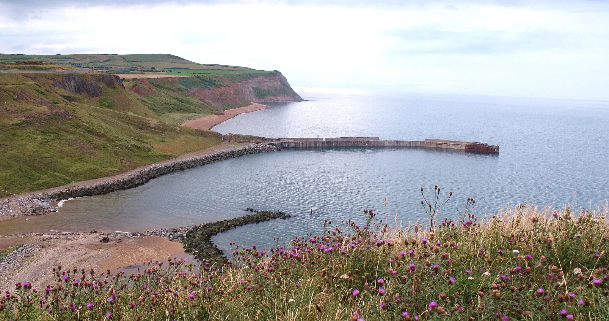 Photo showing: Bay and old jetty at Skinningrove