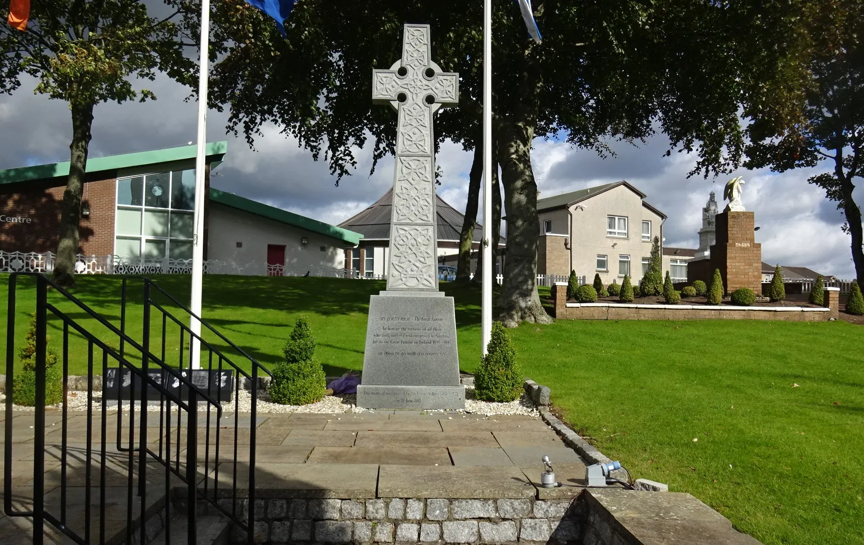 Photo showing: Celtic Cross remembering the Irish Famine and the Irish diaspora, Carfin Grotto, North Lanarkshire, Scotland.