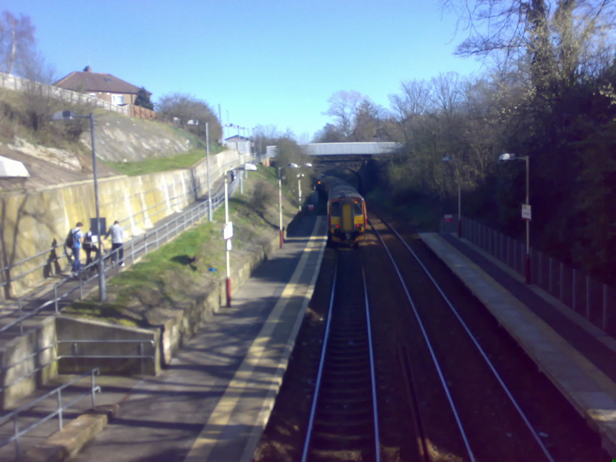 Photo showing: Clarkston Railway Station, photographed from the overhead walkway, by Mark Whiteside on April 04 2007.
