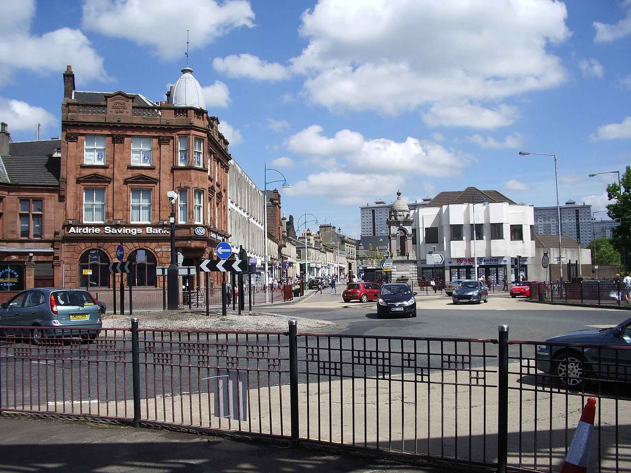 Photo showing: The Whitelaw Fountain and Main Street of Coatbridge.