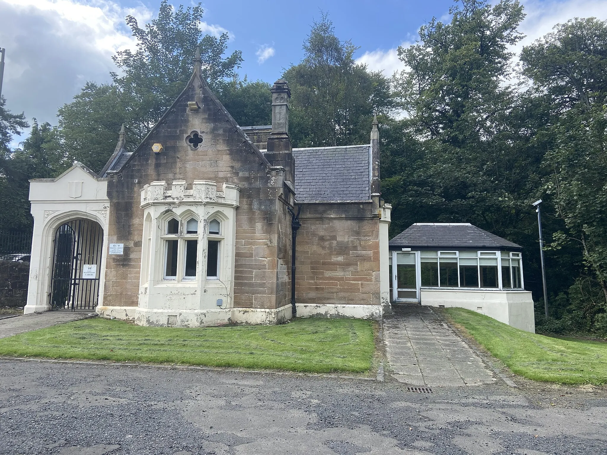 Photo showing: Eastwood Park Lodge House and Gate Piers in Giffnock.