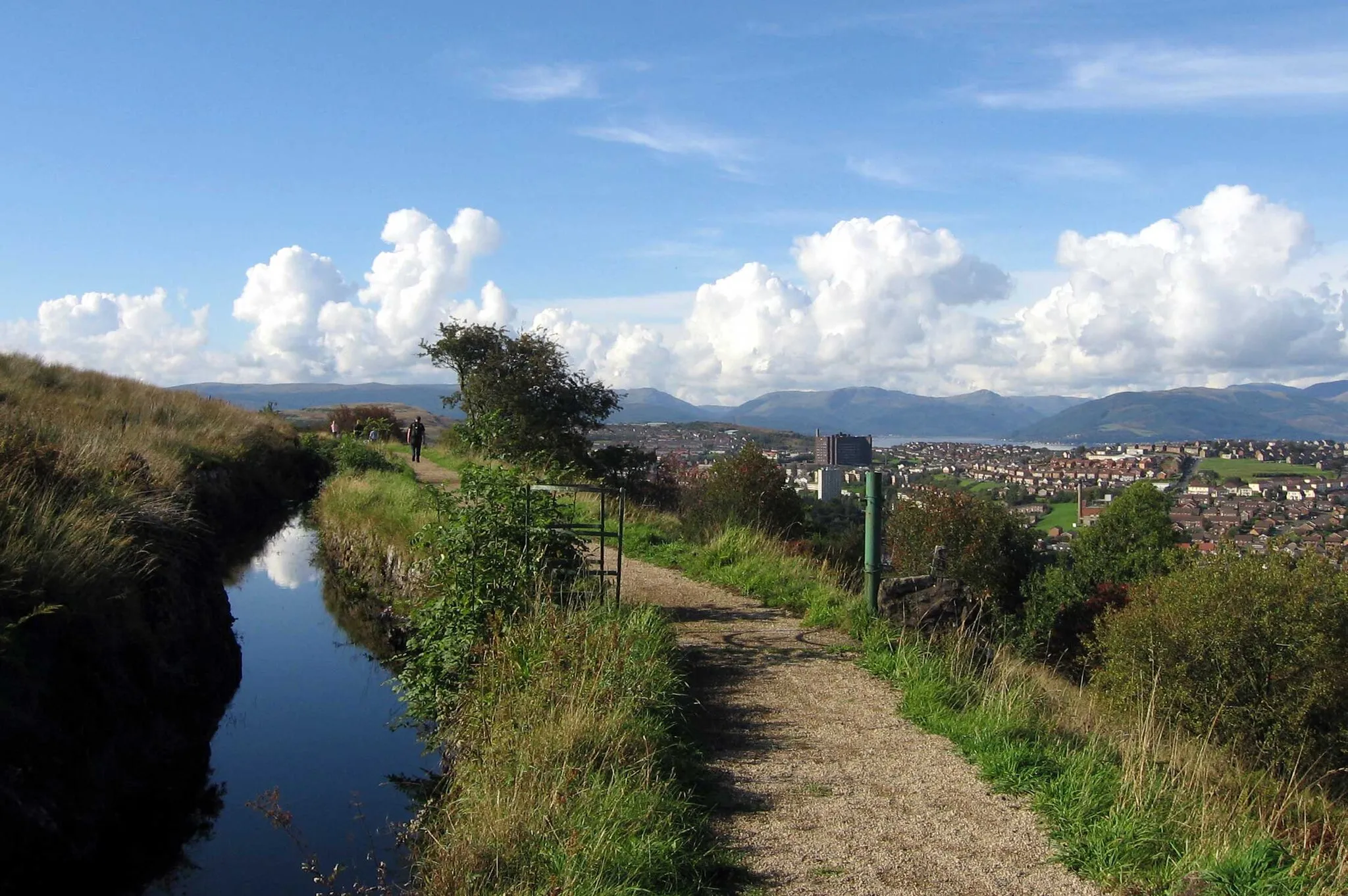 Photo showing: The Greenock Cut, 9 km (5,5 miles) from the reservoir formed at Loch Thom, looking back from Overton, high abover the town of Greenock in Scotland, now in the District of Inverclyde.