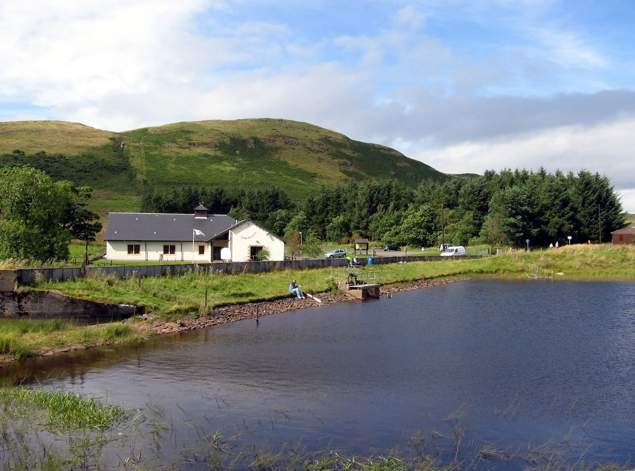 Photo showing: The Cornalees Bridge Centre next to the compensation reservoir at the outlet to Loch Thom provides nature study and outdoor access facilities including walks along The Cut which originally to the loch waters to the town of Greenock in Inverclyde, Scotland. Grid reference NS247721