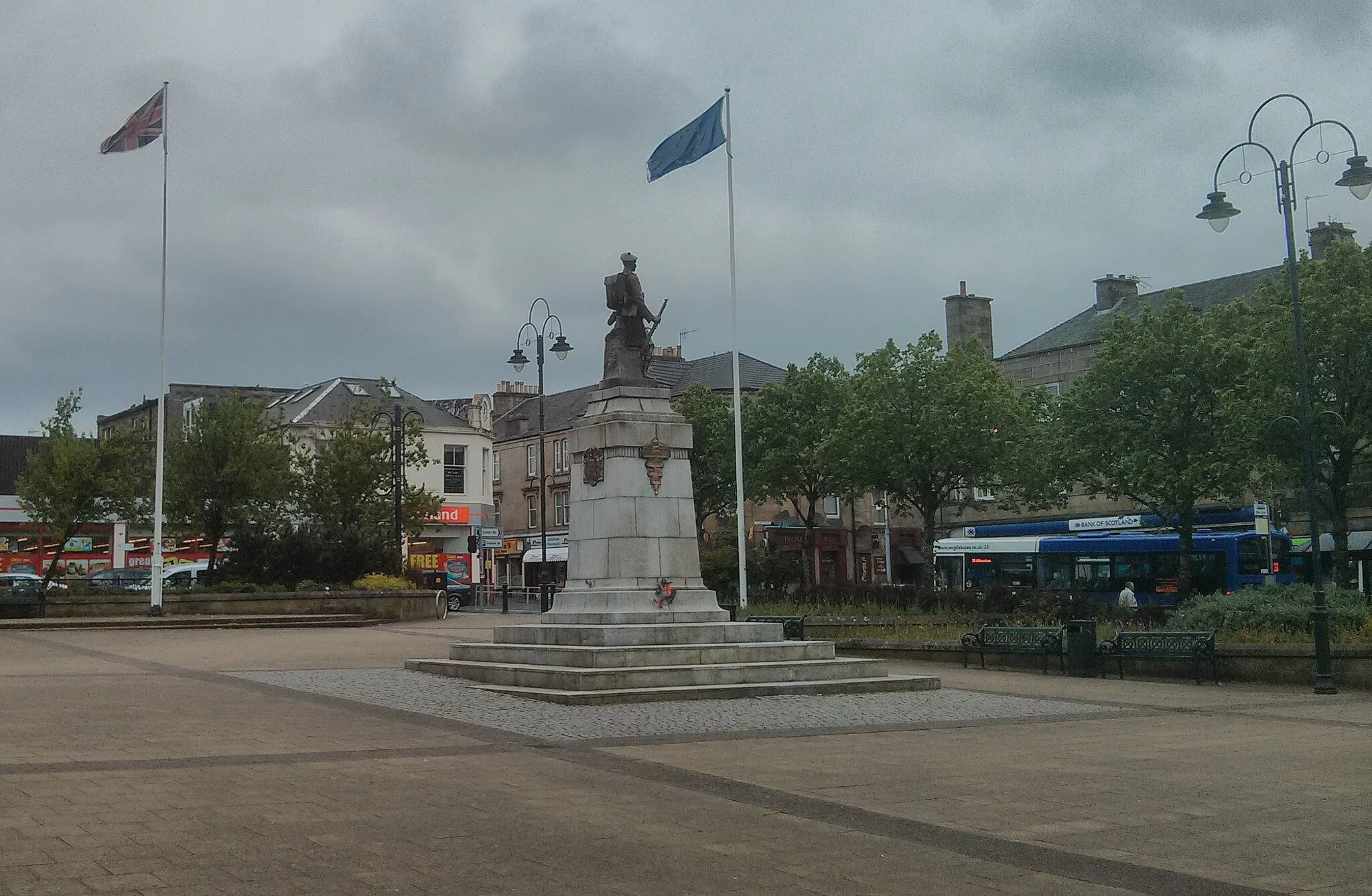 Photo showing: Houstoun Square, Johnstone, Renfreshire, showing the war memorial