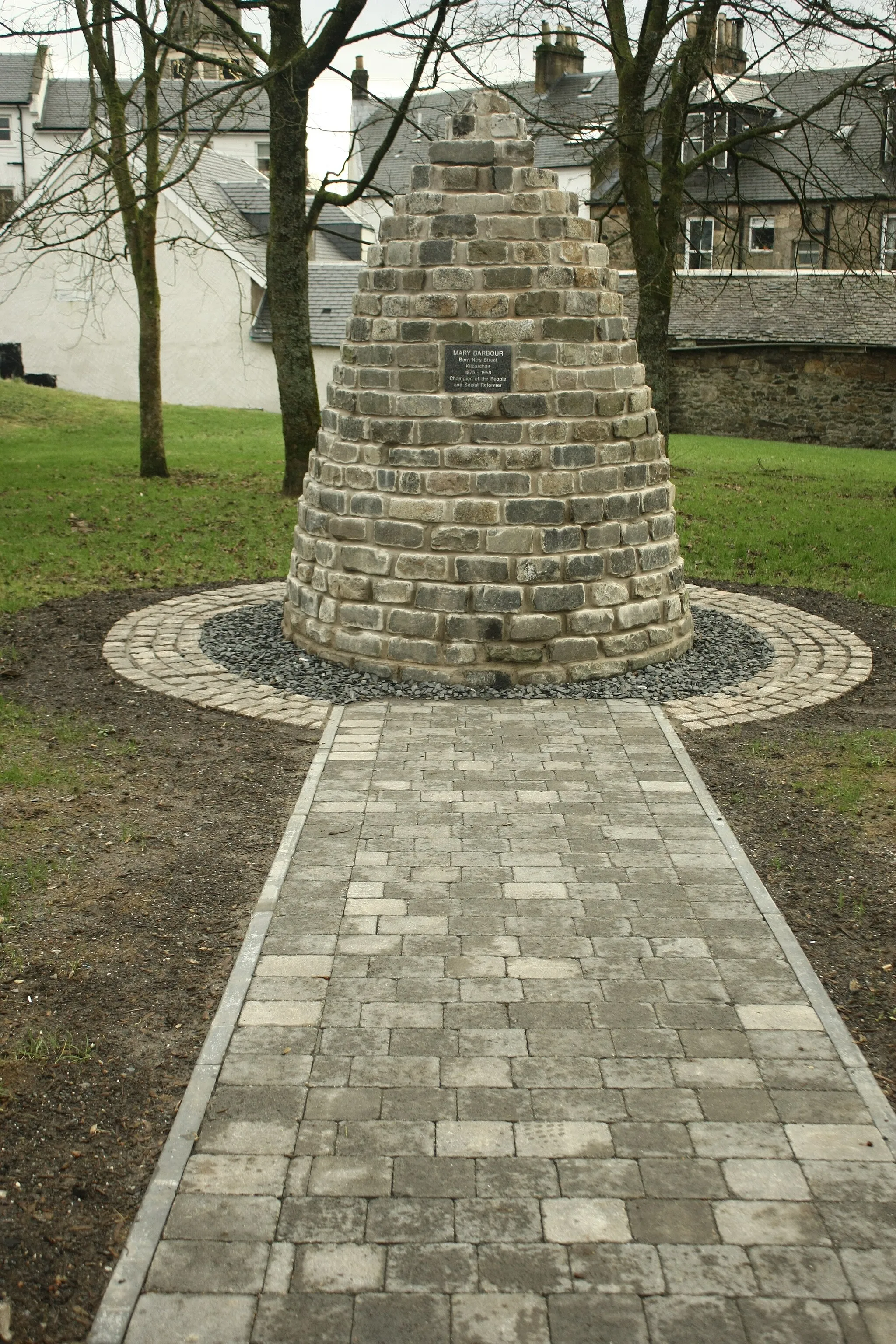 Photo showing: A cairn on New Street, Kilbarchan in the memory of Mary Barbour.
