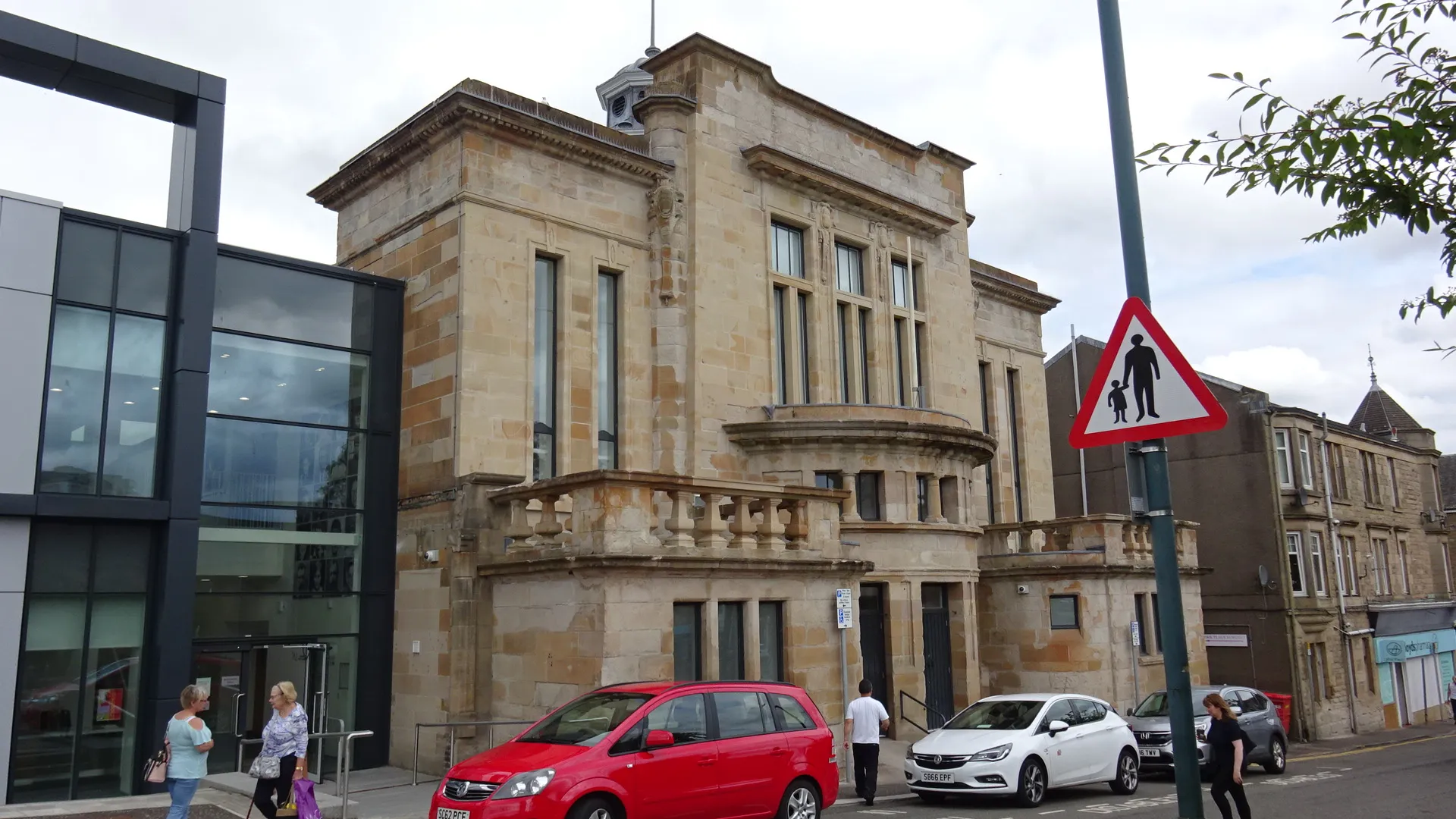Photo showing: Kirkintilloch Town Hall frontage, East Dunbartonshire, Scotland. Now partly used as a Local Heritage Centre.