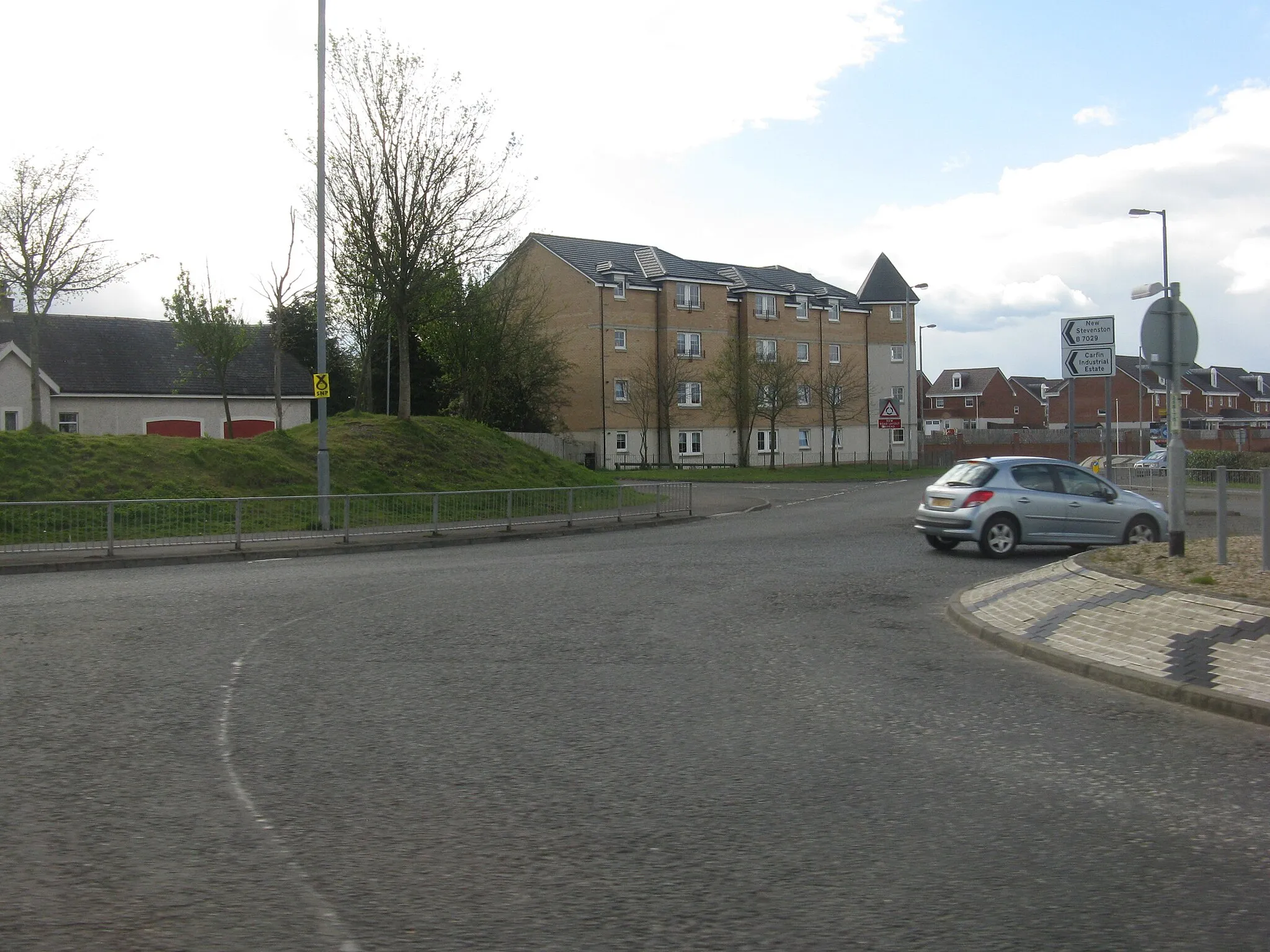 Photo showing: Flats on Bruce Road