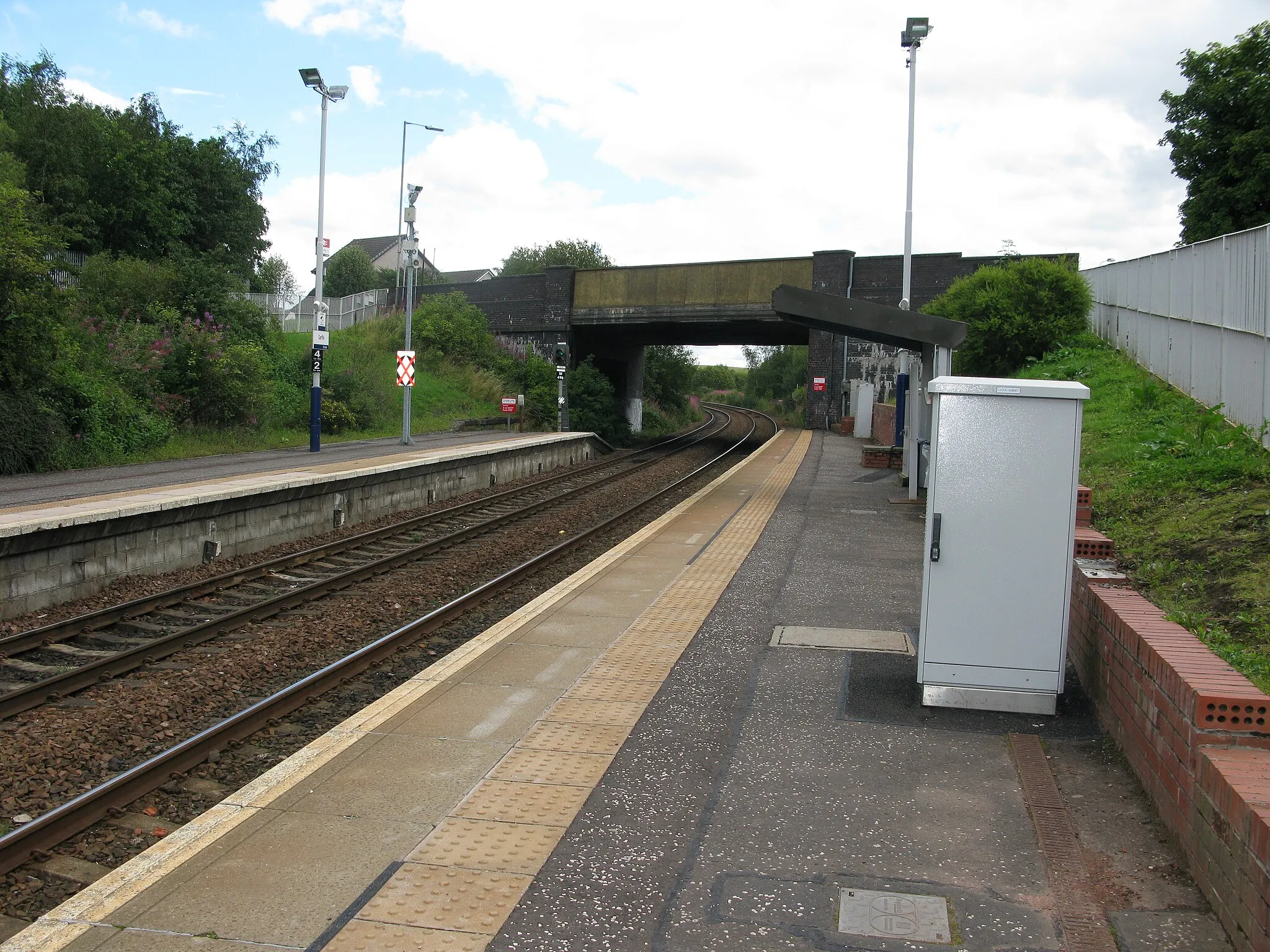 Photo showing: Carfin railway station, looking ESE,
Data from Geograph:
Description: View from platform 1 at Carfin railway station, looking roughly ESE towards Edinburgh Waverley.
ICBM: 55.804197235085, -3.9559364946415
Location: (about 2 km from) near to Newarthill, North Lanarkshire, Great Britain.