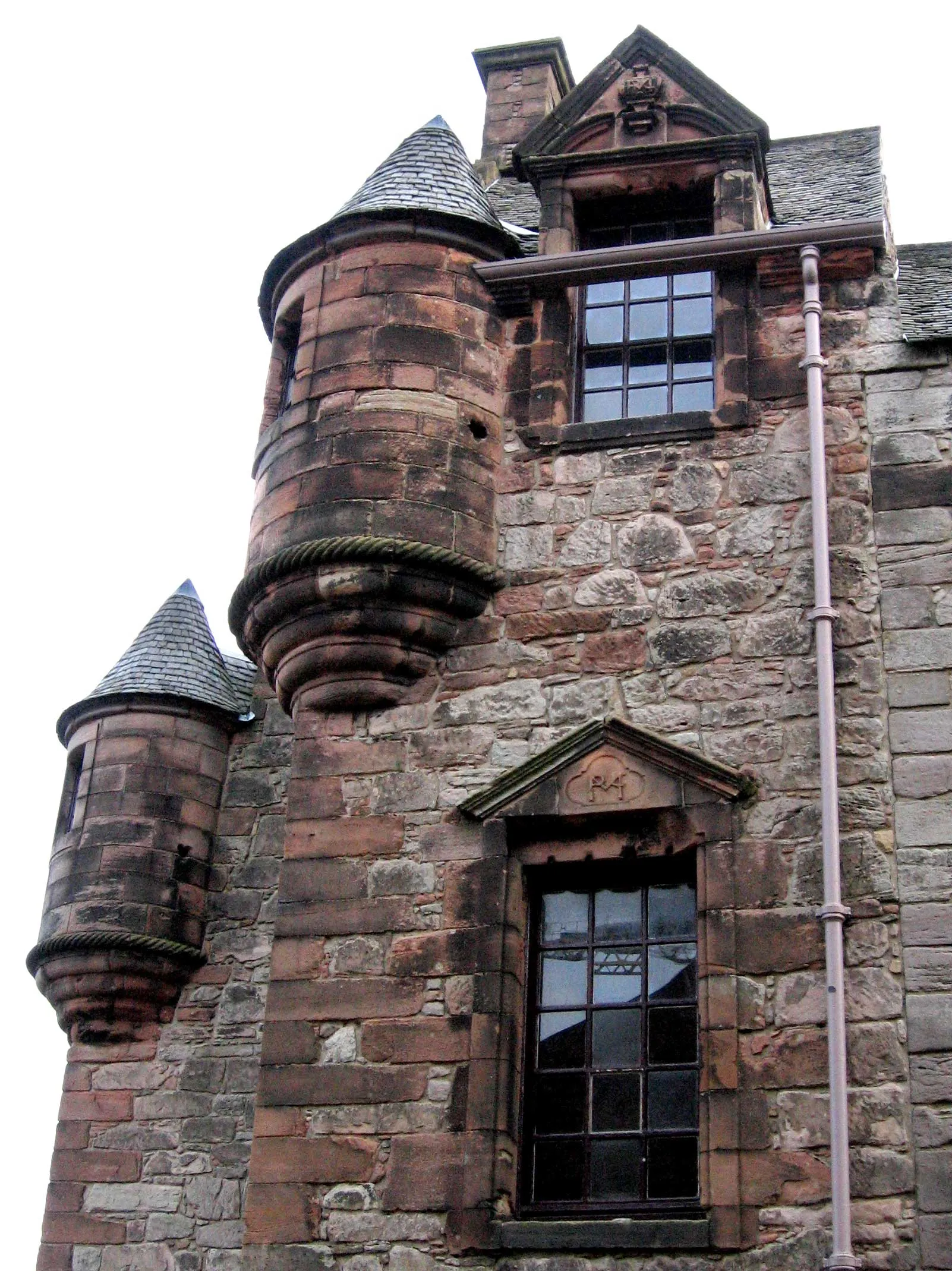 Photo showing: Corner turrets at Newark Castle, Port Glasgow, and windows in the short west wing connecting the mansion to the gatehouse.