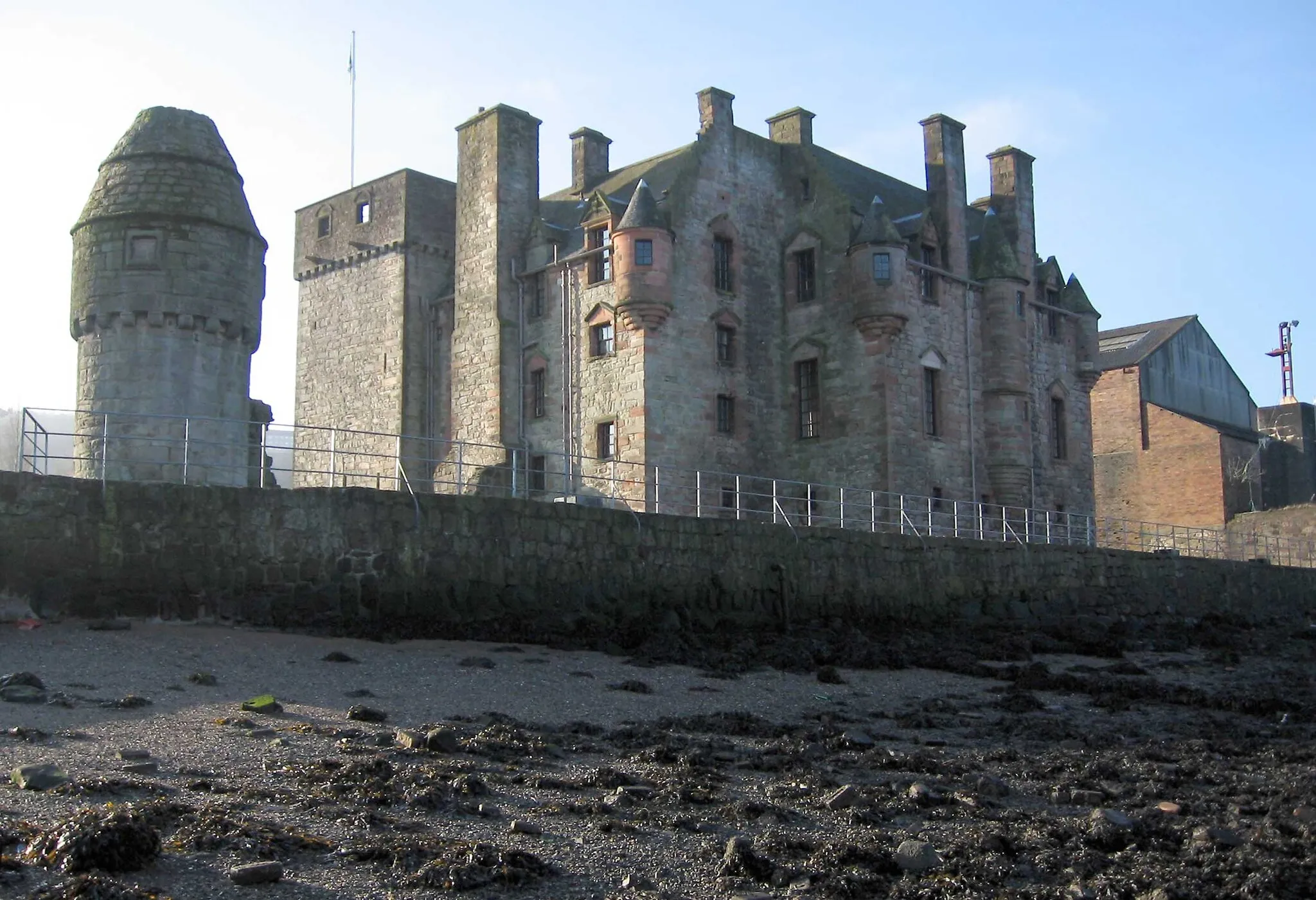 Photo showing: Newark Castle, Port Glasgow seen from the shore to its north east, showing the renaissance mansion with its west wing connecting to the original tower house, and to the left the doocot converted from a corner turret of the barmkin wall.
photograph taken in February 2006 by User:Dave souza.

Any re-use to contain this licence notice and to attribute the work to User:Dave souza at Wikipedia.