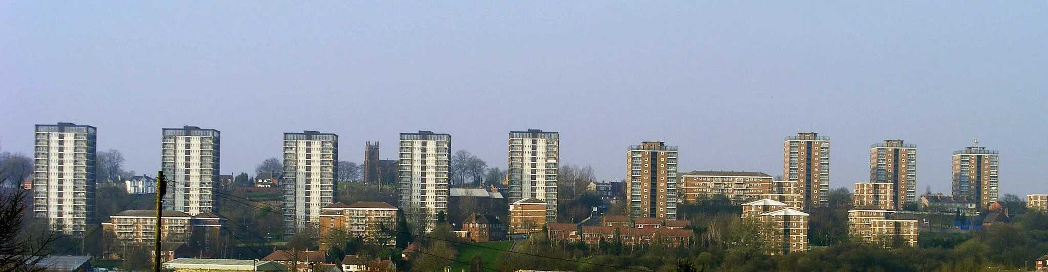 Photo showing: The en:Brierley Hill flats.
Cropped and reduced haze with curves tool in the GIMP.