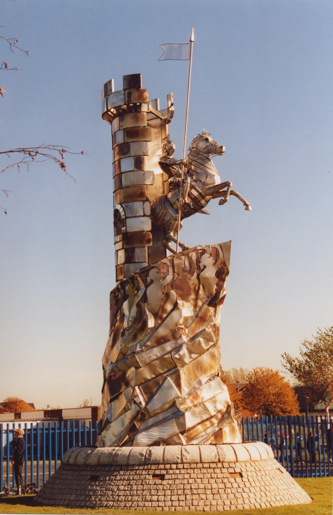 Photo showing: Stainless steel sculpture designed and fabricated by the British Sculptor John McKenna. Commissioned by SAINSBURY's and the Castlevale housing association 2002 for a site in Castlevale, Birmingham.