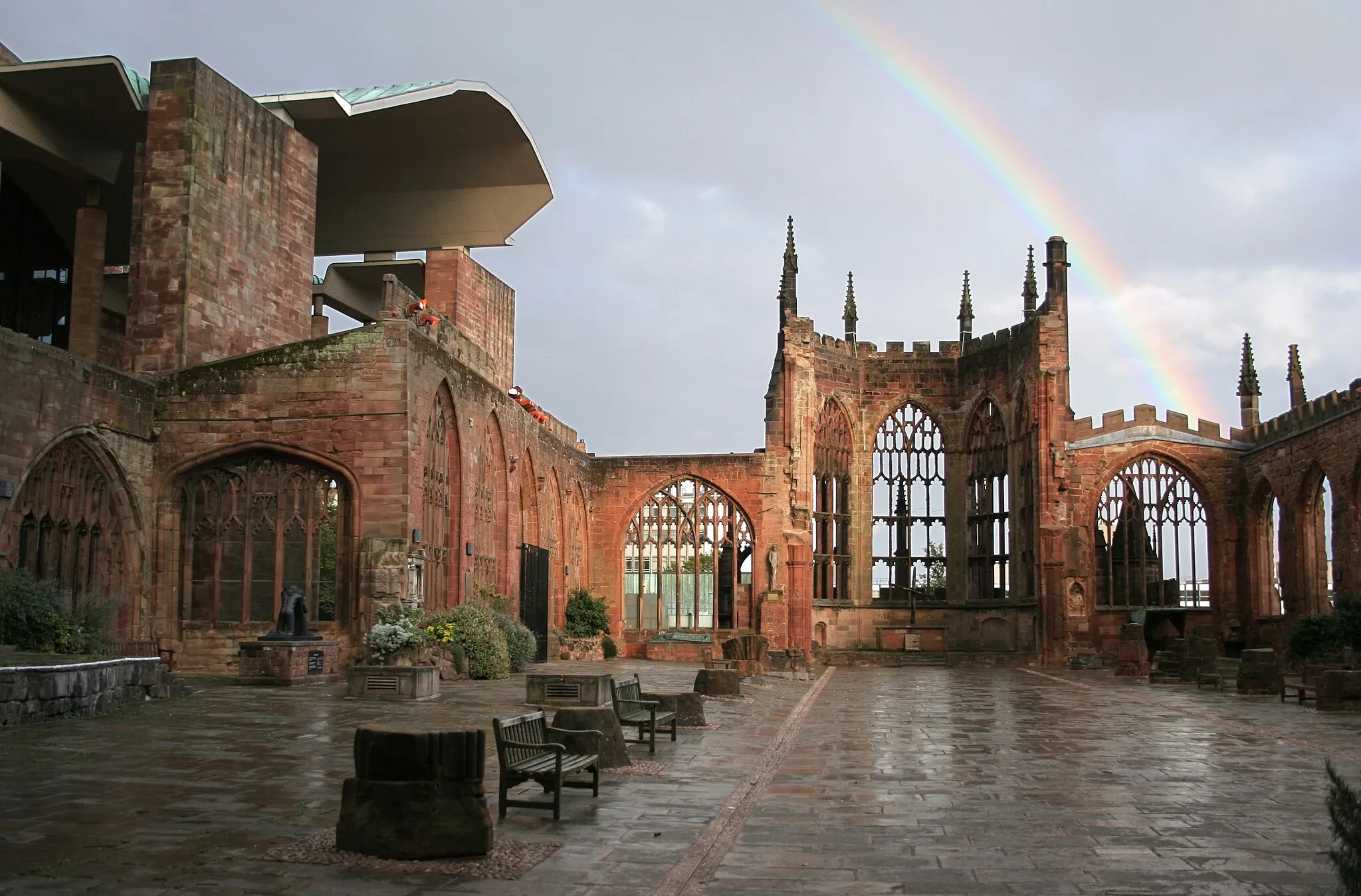 Photo showing: Coventry's old Cathedral ruins with rainbow.