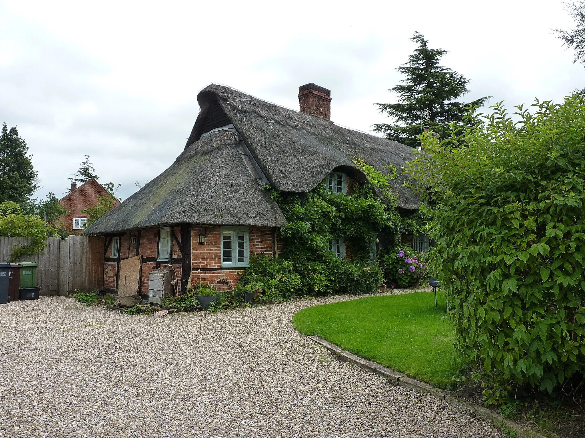 Photo showing: 1 & 2 The Thatched Cottages, Meriden