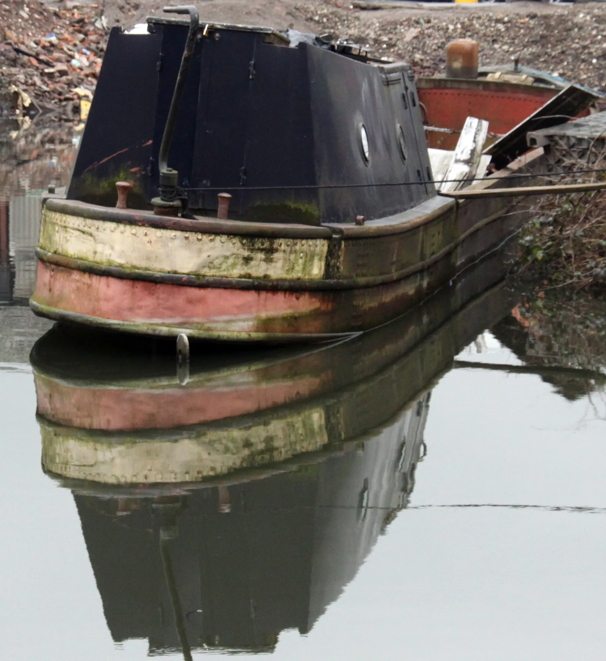 Photo showing: Narrow boats on the canal in Oldbury. Not quite the picturesque image most people have of canal boat life.