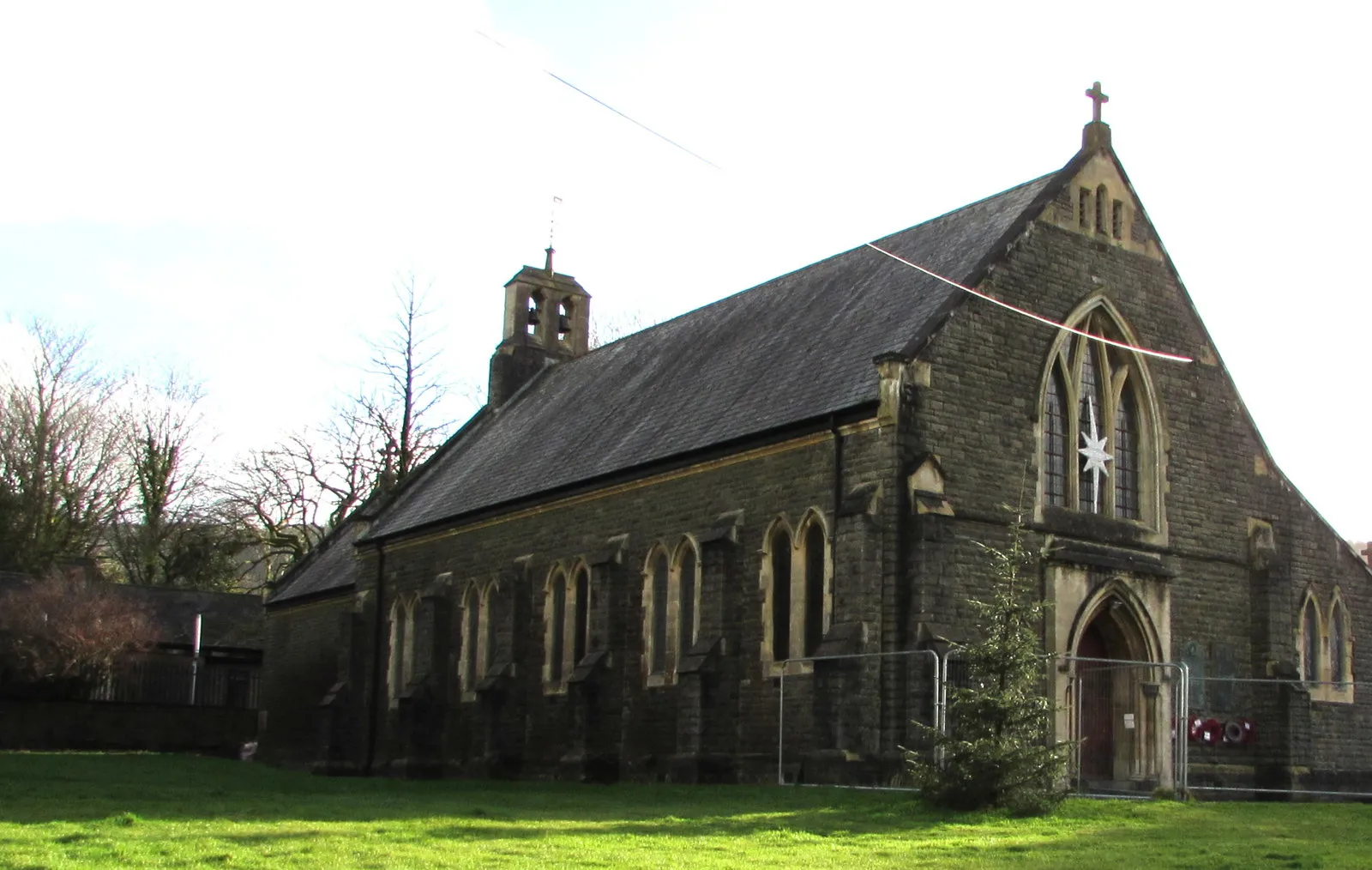 Photo showing: Northwest corner of St Margaret's Church, Crynant. Set back from the east side of the A4109 Main Road in a grassy churchyard, St Margaret's is a Church in Wales church in the Diocese of Llandaff. It was built in 1909-1910 in the Early English style.