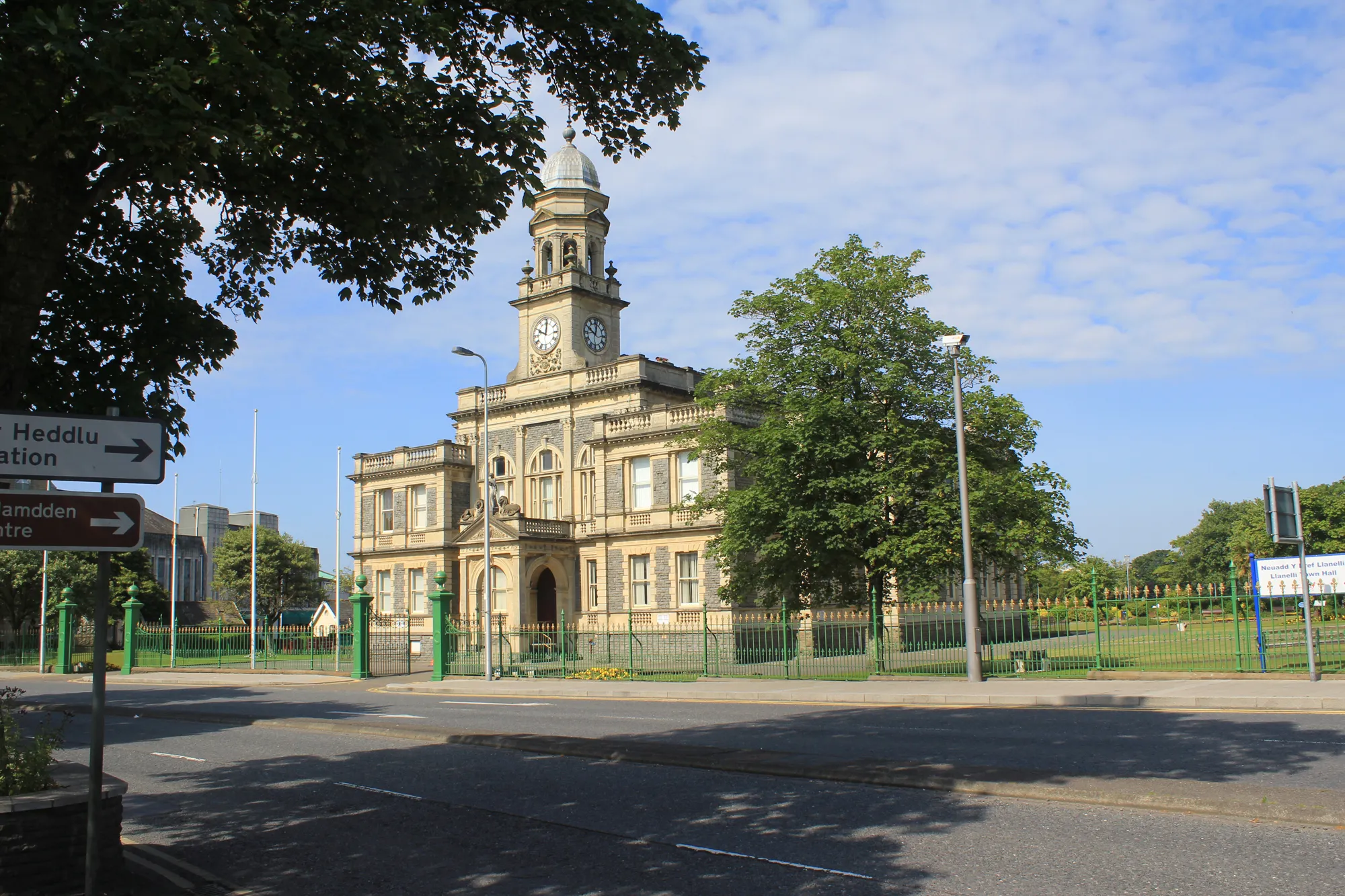 Photo showing: Llanelli Town Hall