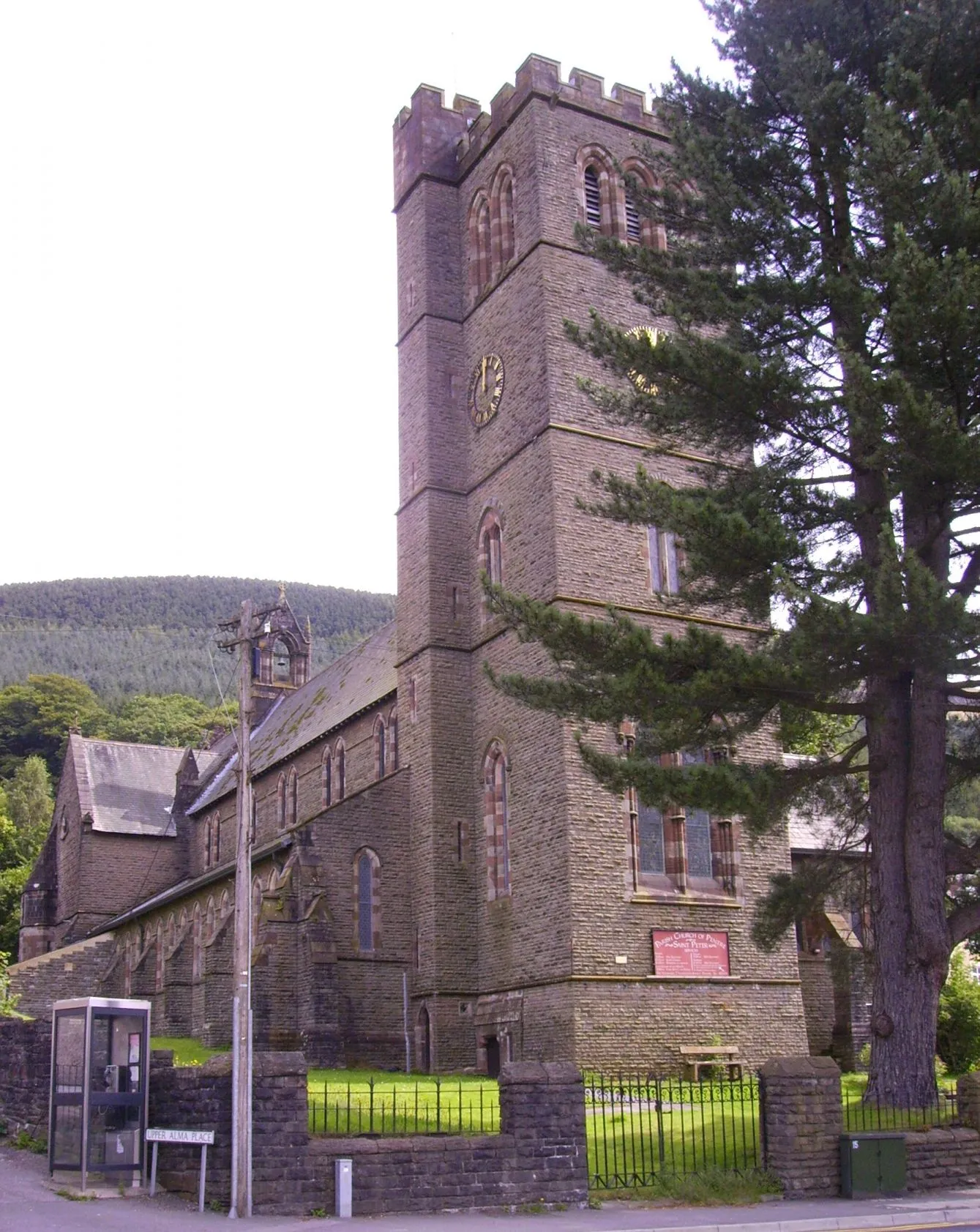 Photo showing: Saint Peter's Church, Pentre, Rhondda, Wales