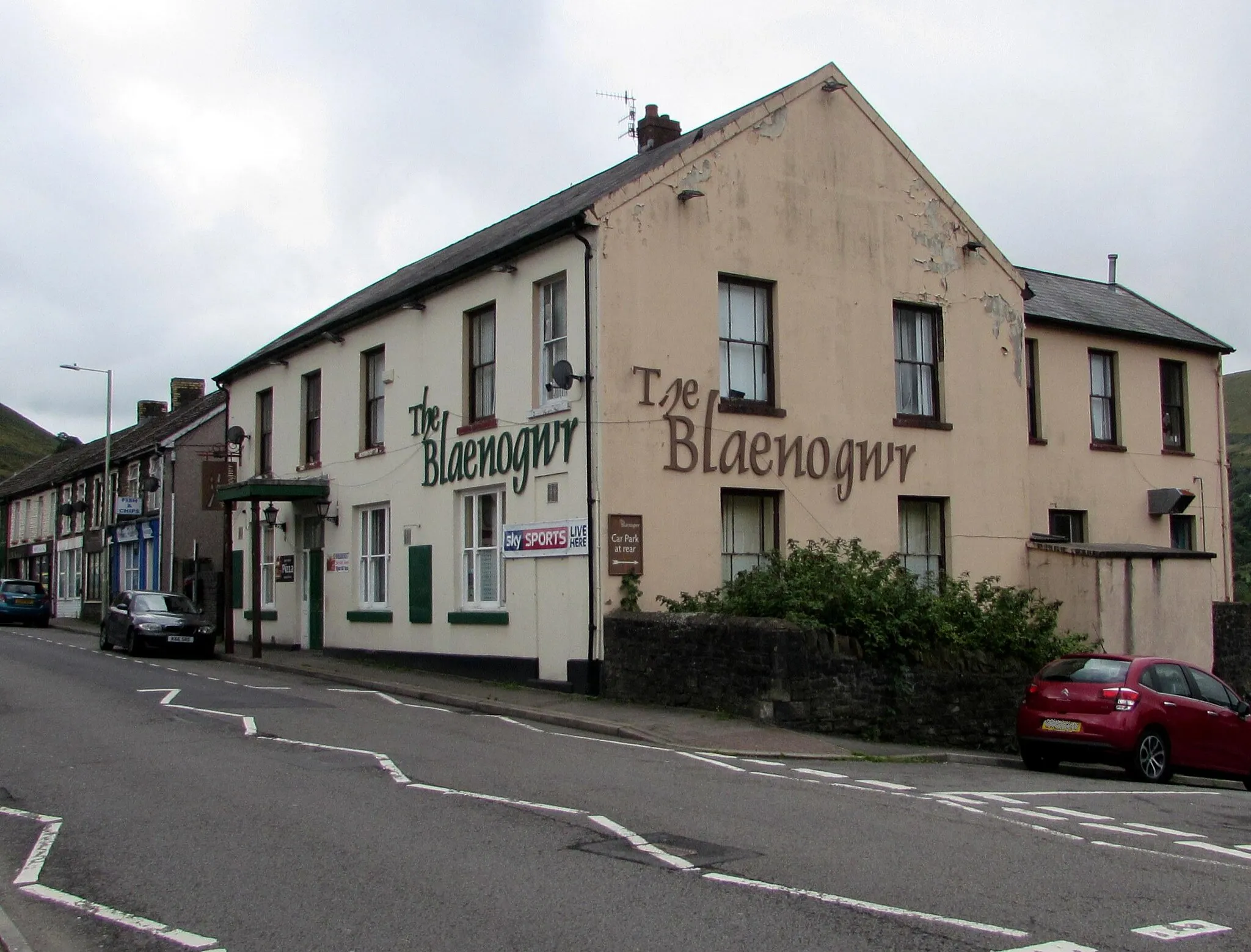 Photo showing: The Blaenogwr in Nantymoel. Pub & hotel at 10 Ogwy Street viewed across the A4061.
