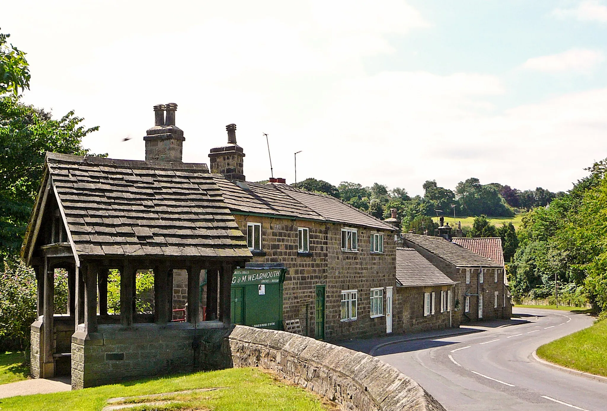 Photo showing: Lychgate and Cottages, Bardsey