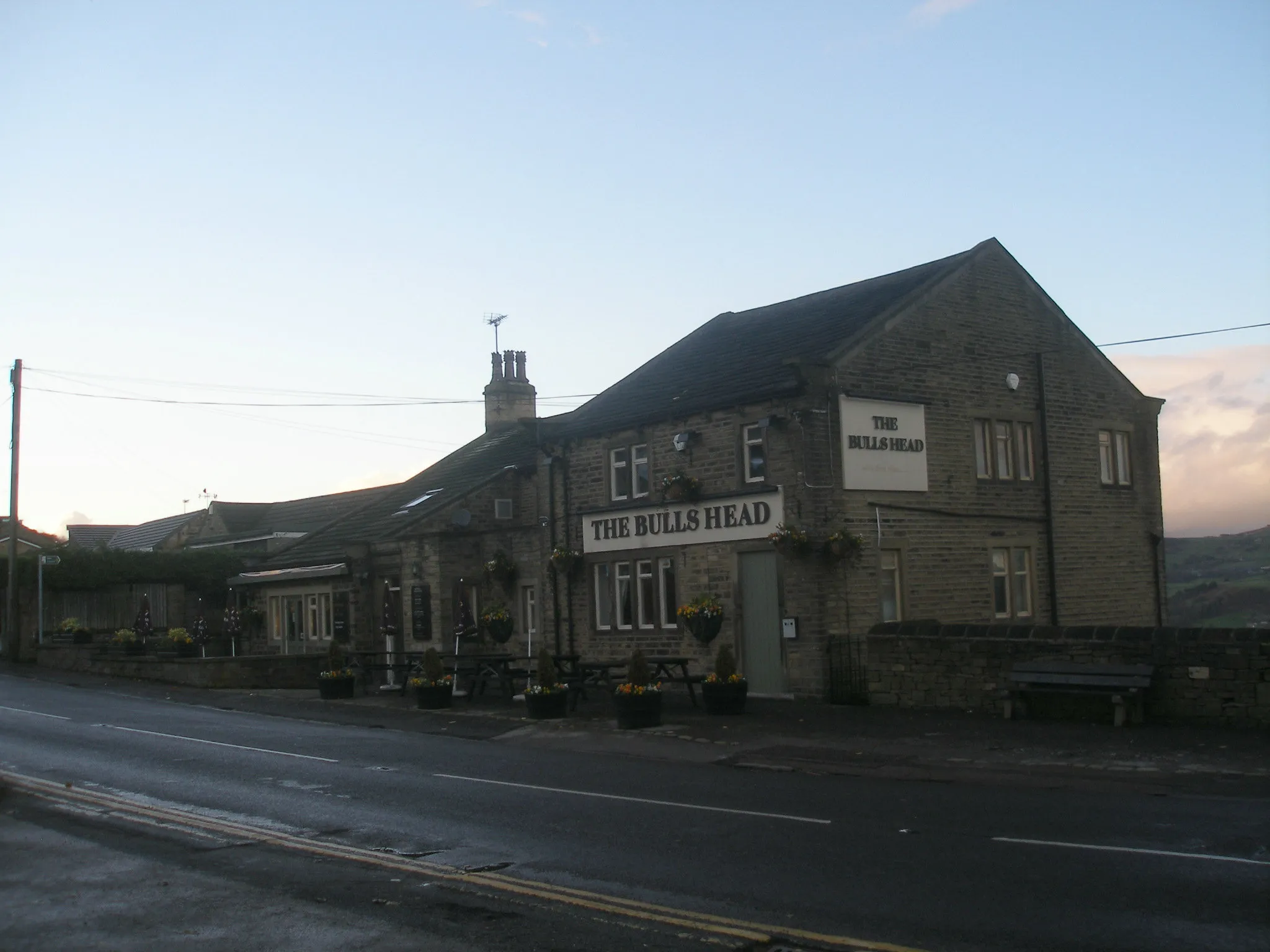 Photo showing: The Bulls Head, Blackmoorfoot