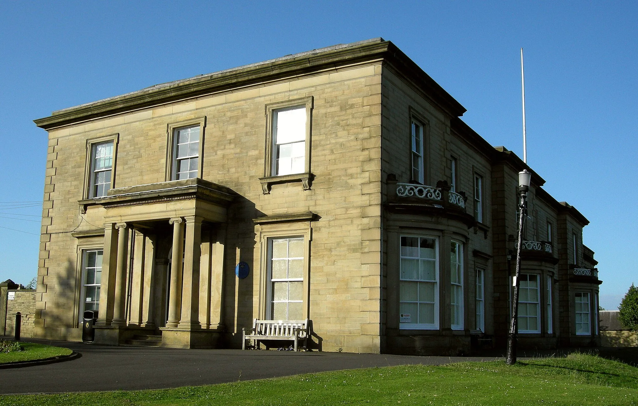 Photo showing: Brighouse Library, Brighouse, West Yorkshire, England.