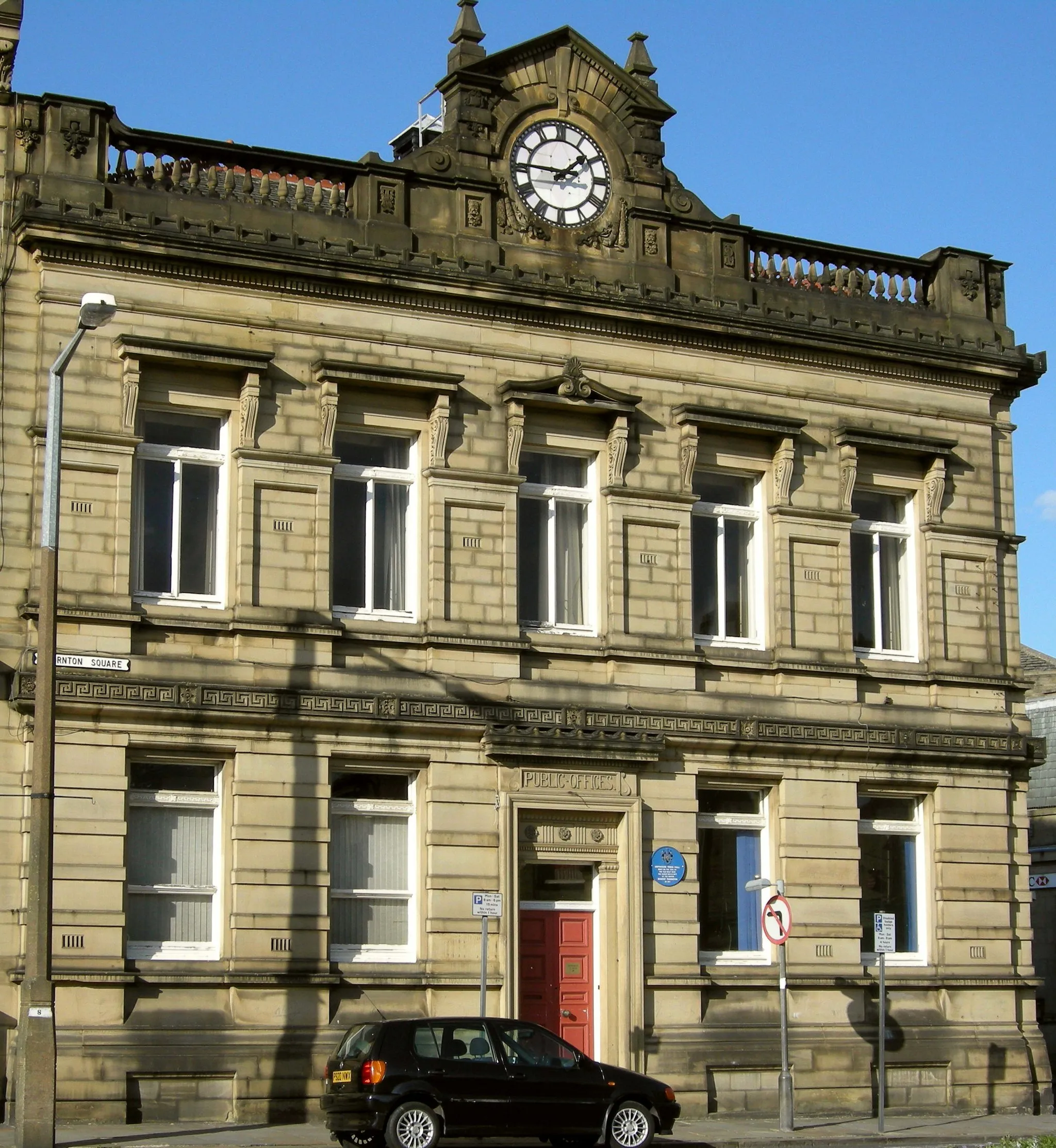 Photo showing: Brighouse Town Hall, Thornton Square, Brighouse, West Yorkshire, England. Picture taken from middle of square (fairly close-to).  Another picture taken from the far side of the square, showing the building in context of other buildings, is at File:Brighouse_Town_Hall 001.jpg