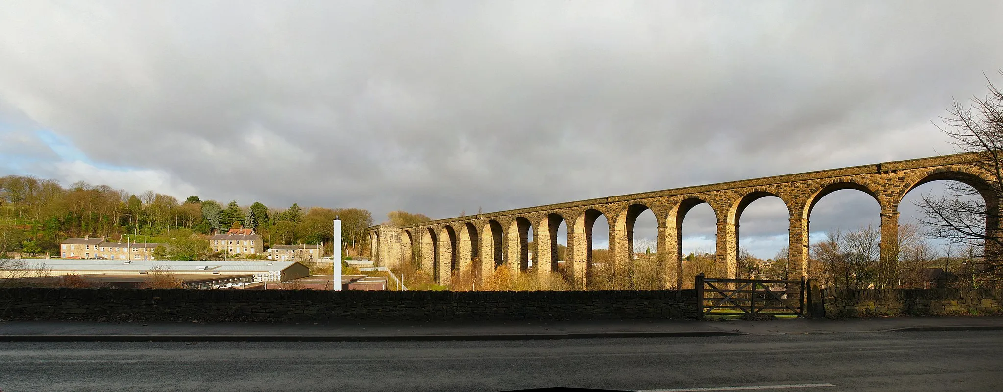 Photo showing: The Parish Council's website says Denby Dale Viaduct "strides across the Dearne Valley".
Especially dramatic in low winter sunlight - and after heavy rain. (Photo from Barnsley Road - looking northeast.)
____________________________
(An experiment in stitching several photos.

To view large and original, Click here.