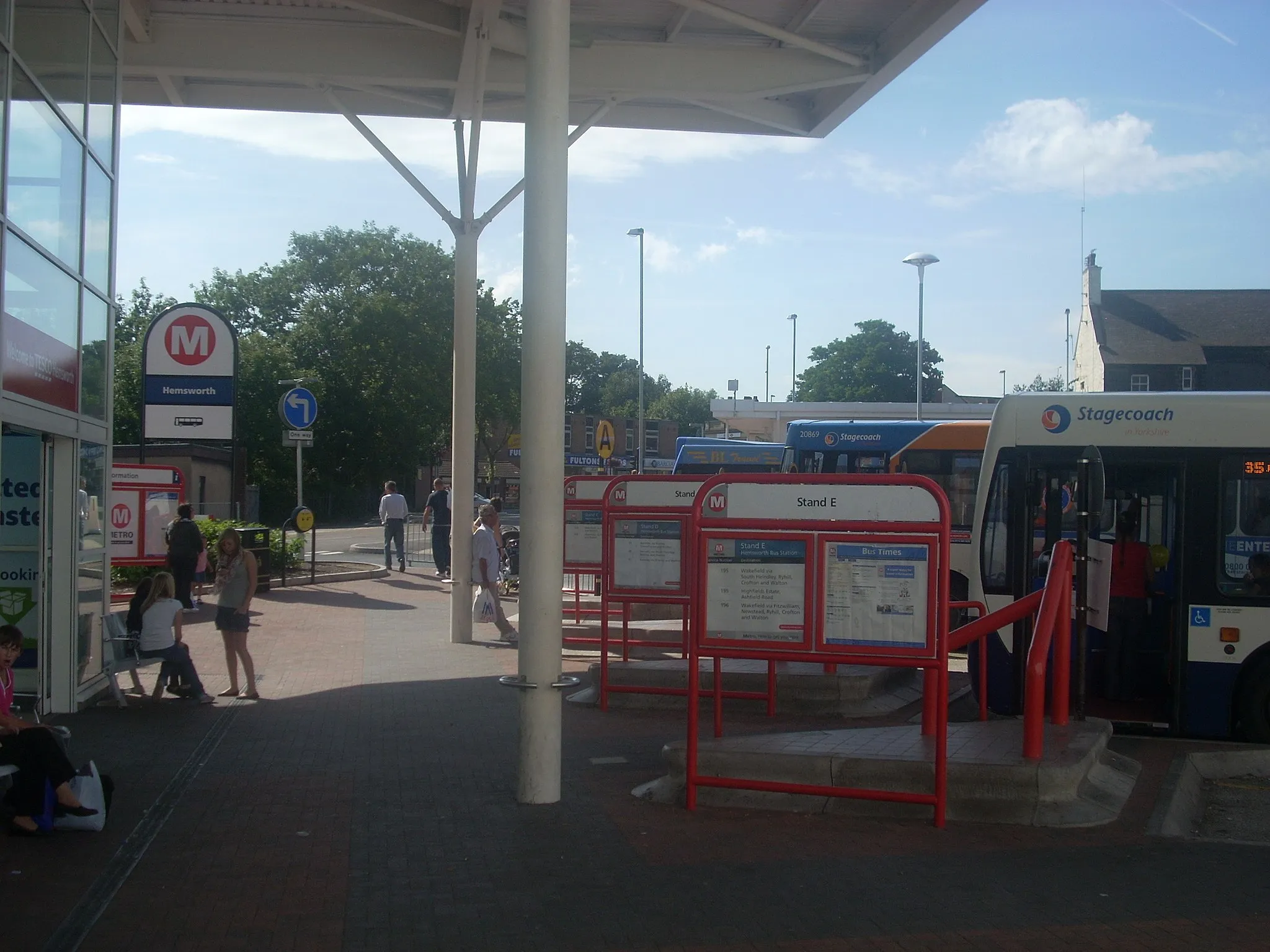 Photo showing: Hemsworth bus station - August 2009