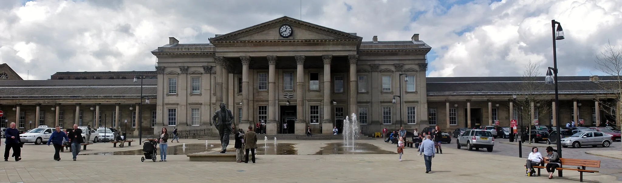 Photo showing: Huddersfield railway station in St Georges Square, A bronze statue of the late former Prime Minister of the United Kingdom Harold Wilson stands in the square before it. Wilson originated from the town.