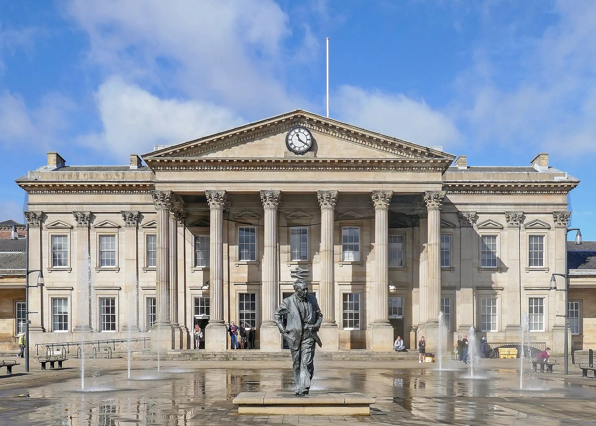 Photo showing: Huddersfield Station