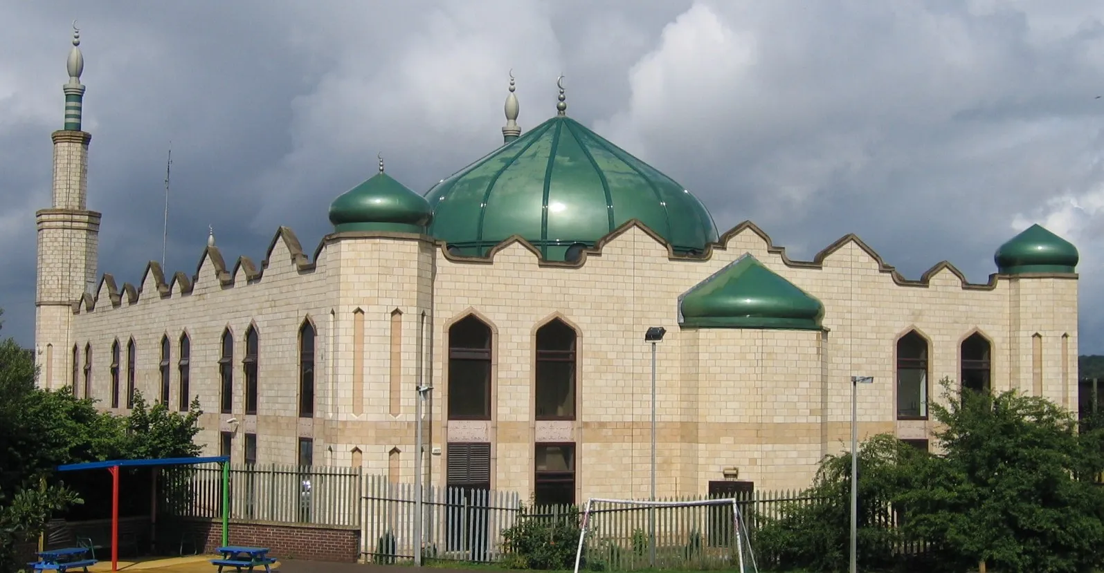 Photo showing: Mosque, Markazi Jamia Masjid Bilal, Harehills Place, Leeds, LS8 5GL,  viewed across the playground of Harehills Primary School