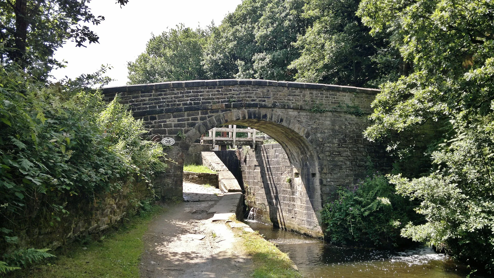 Photo showing: Photograph of Bridge No 38 (Scarwood Bridge) over the Huddersfield Narrow Canal, Linthwaite, Kirklees, West Yorkshire, England