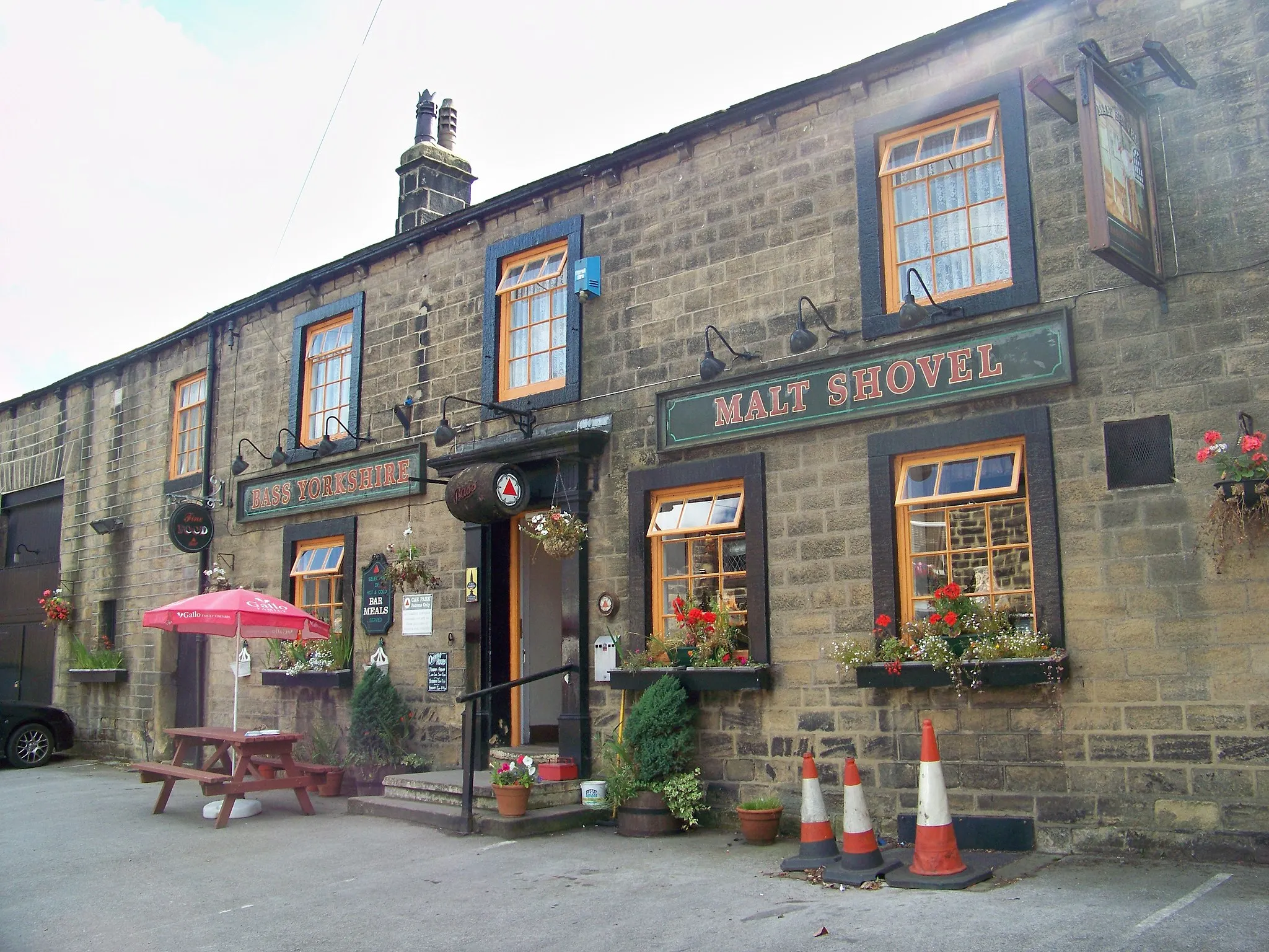 Photo showing: The Malt Shovel public house, Main Street, Menston, West Yorkshire.  Taken on the afternoon of Saturday 22nd August 2009.