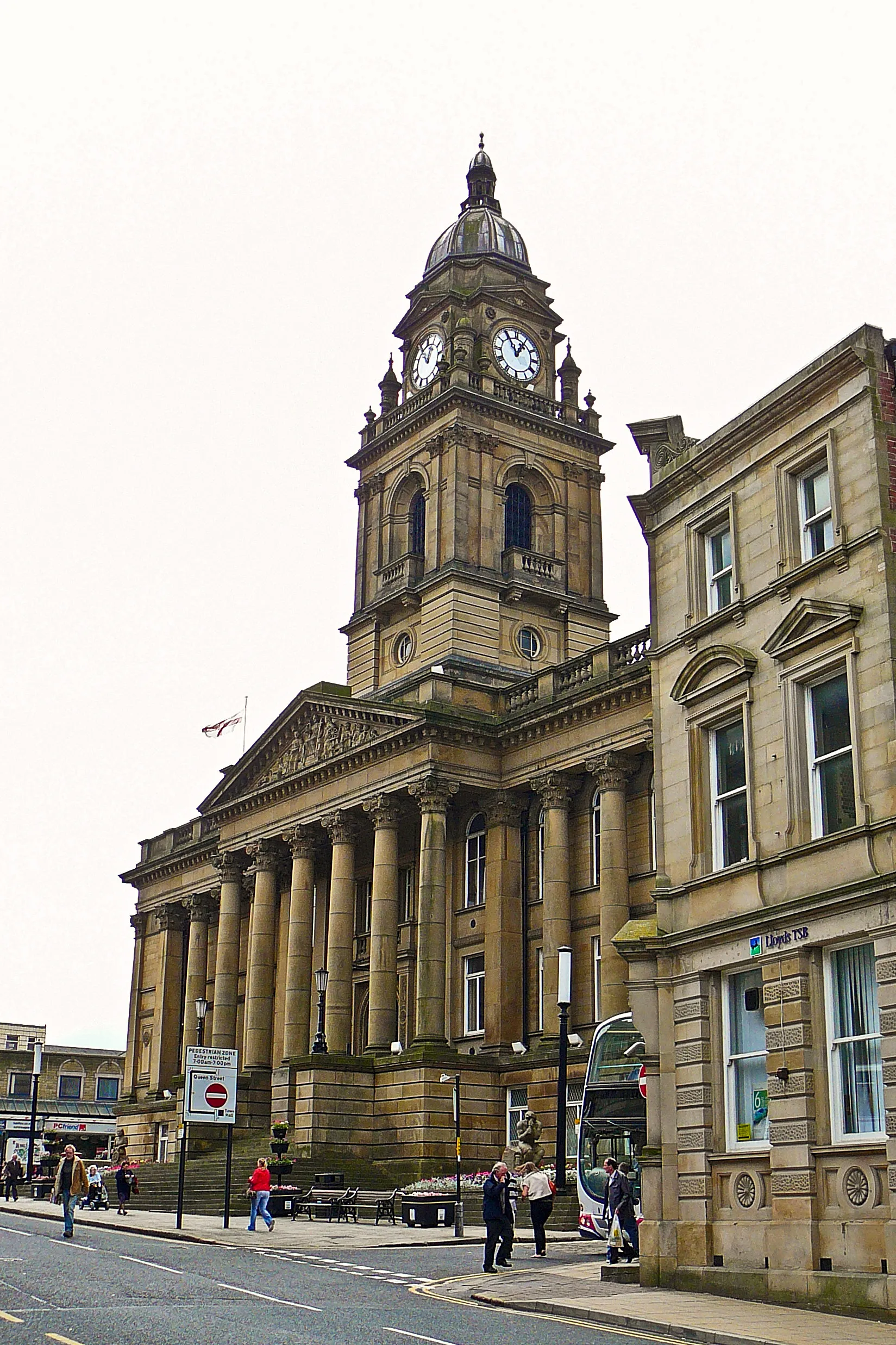 Photo showing: Morley Town Hall