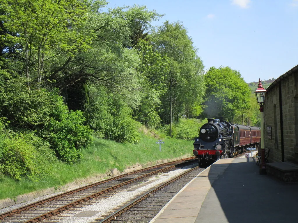 Photo showing: 75078 arrives at Oxenhope