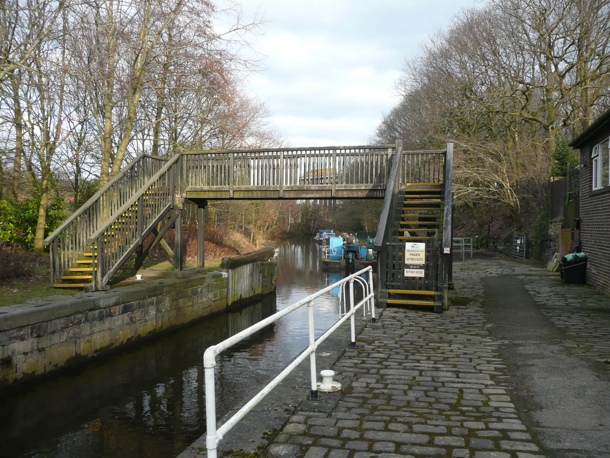 Photo showing: Photograph of Anchor Pit Lock at the junction of the Calder and Hebble Navigation and the River Calder rear Rastrick, Calderdale, West Yorkshire, England
