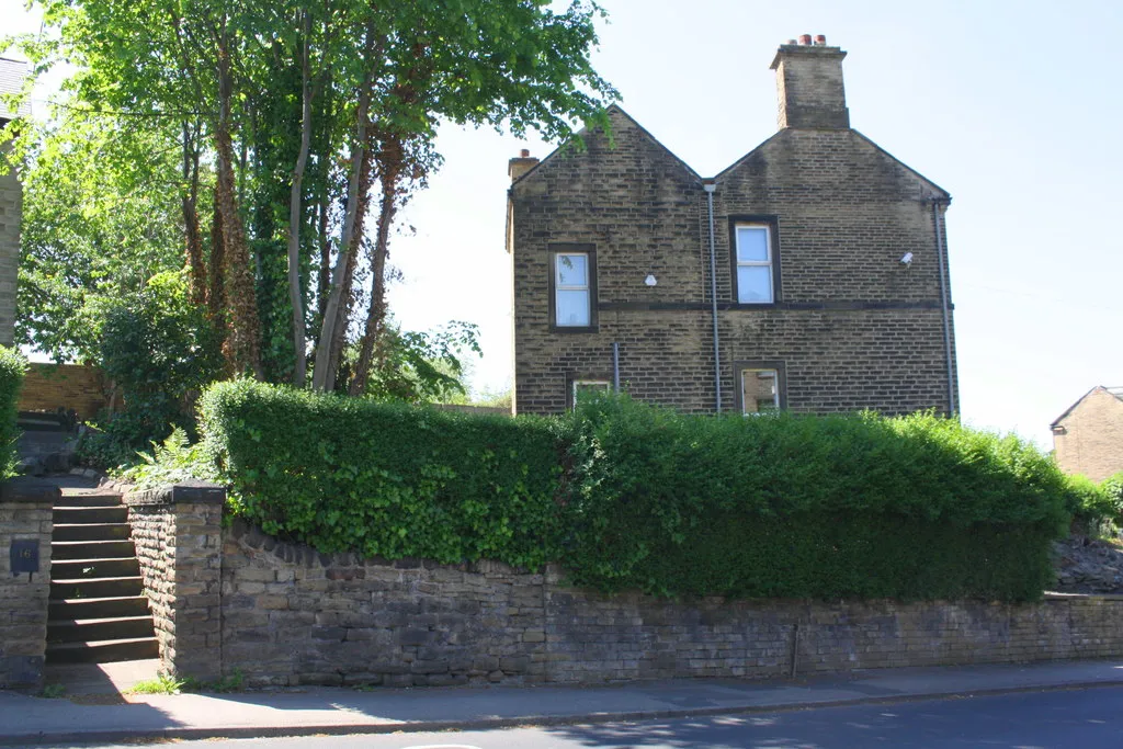 Photo showing: #14 Carr Lane, and entrance steps to #16