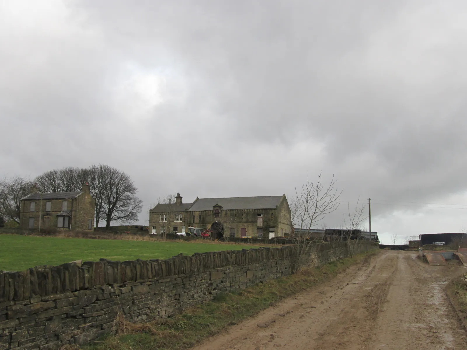 Photo showing: Approaching Pasture House Farm