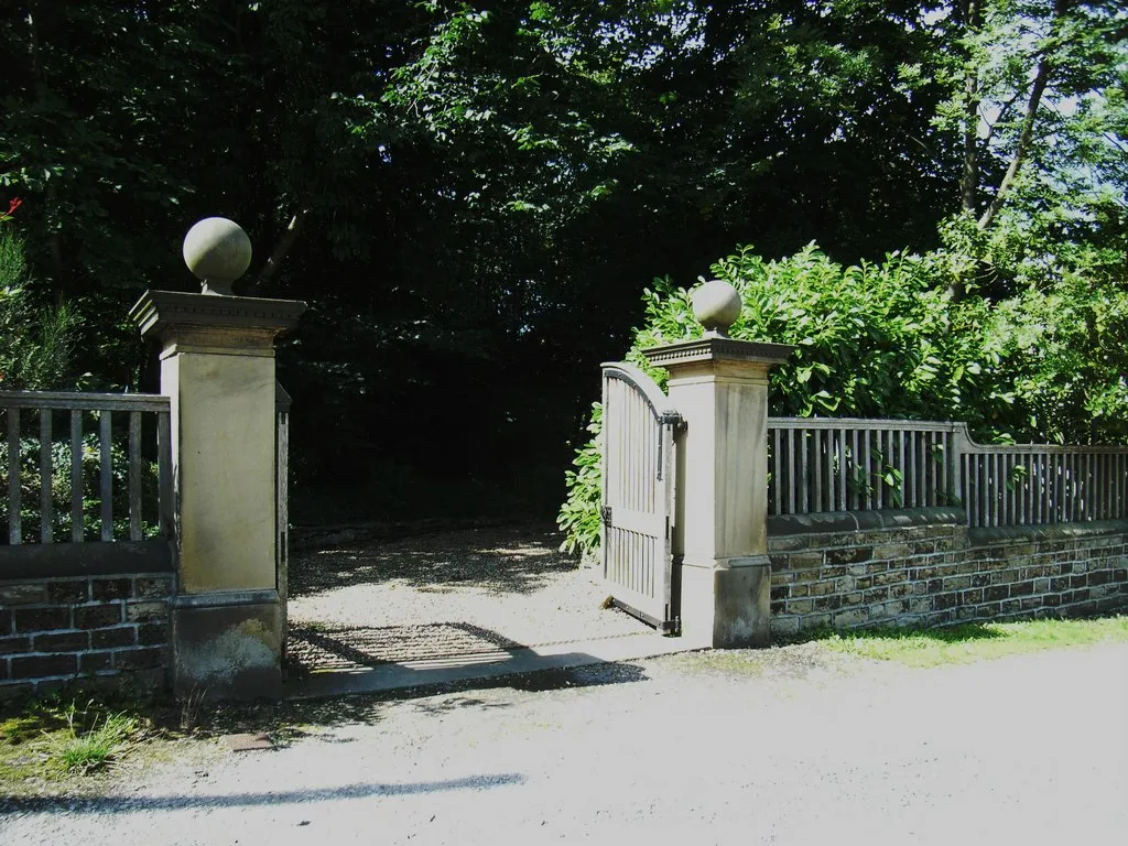 Photo showing: Photograph of the entrance to Upper Hall, Steeton, West Yorkshire, England