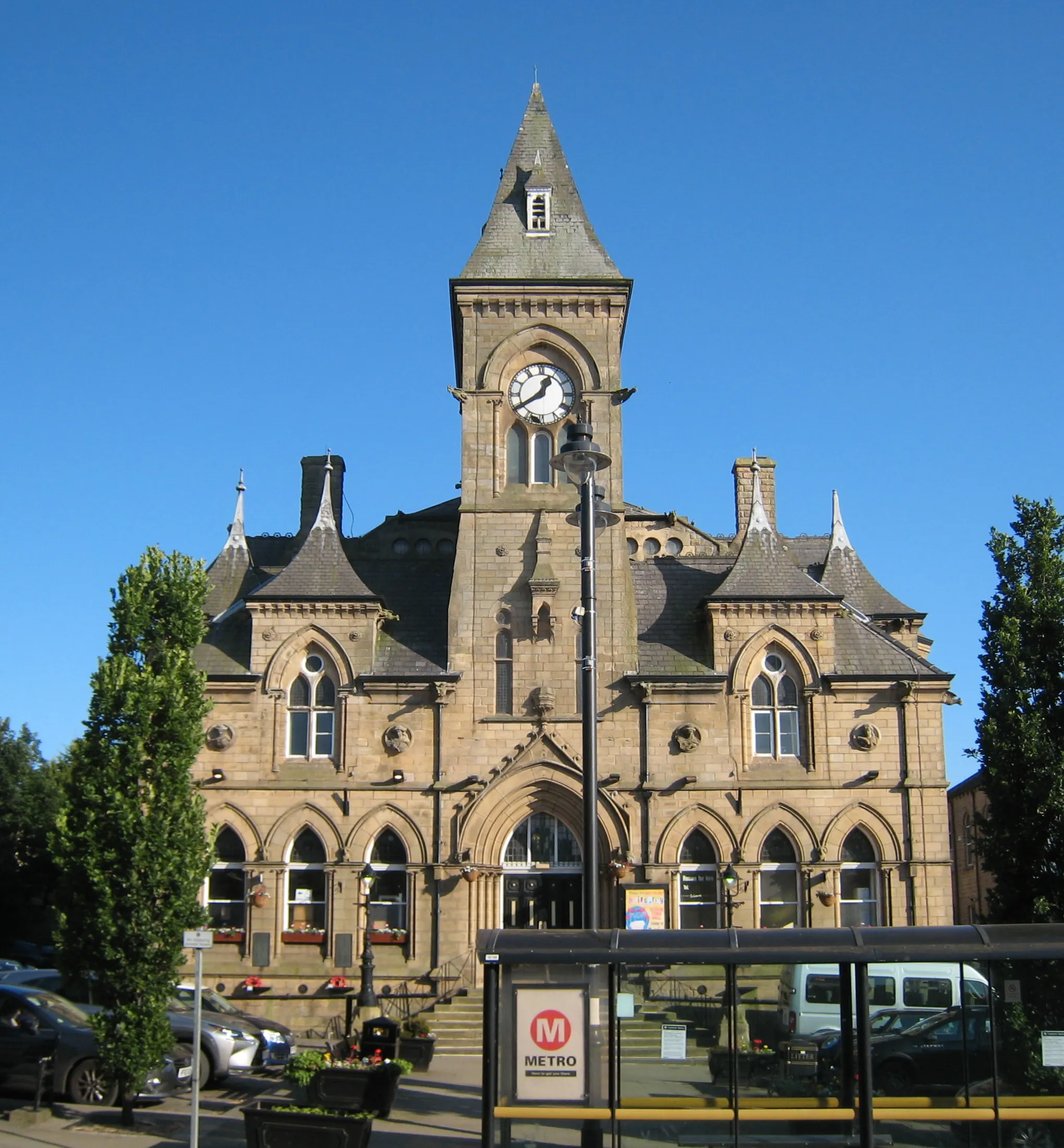 Photo showing: Yeadon Town Hall, viewed from the High Street.  Front, North face.